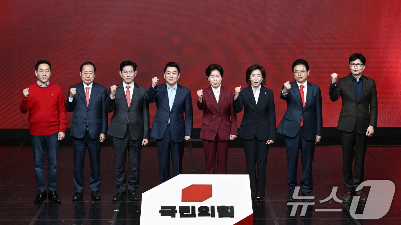 본문 이미지 - 18일 서울 강서구 ASSA 아트홀에서 열린 '제21대 대통령 후보자 국민의힘 1차 경선 후보자 비전대회'에서 후보자들이 기념촬영을 하고 있다. 왼쪽부터 유정복, 홍준표, 김문수, 안철수, 양향자, 나경원, 이철우, 한동훈 후보. (공동취재) 2025.4.18/뉴스1 ⓒ News1 이재명 기자