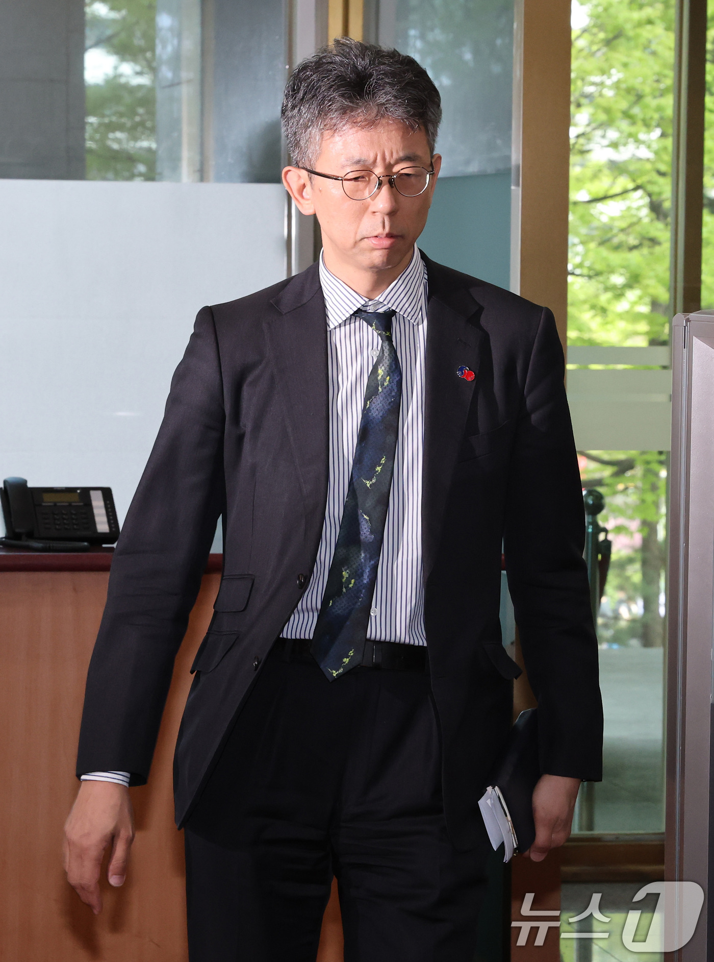 (서울=뉴스1) 임세영 기자 = 이세키 요시야스 총괄공사 대리가 18일 서울 종로구 정부서울청사 외교부로 초치되고 있다.이날 일본은 독도 등의 영유권을 주장하고 여론 확산을 목적으 …