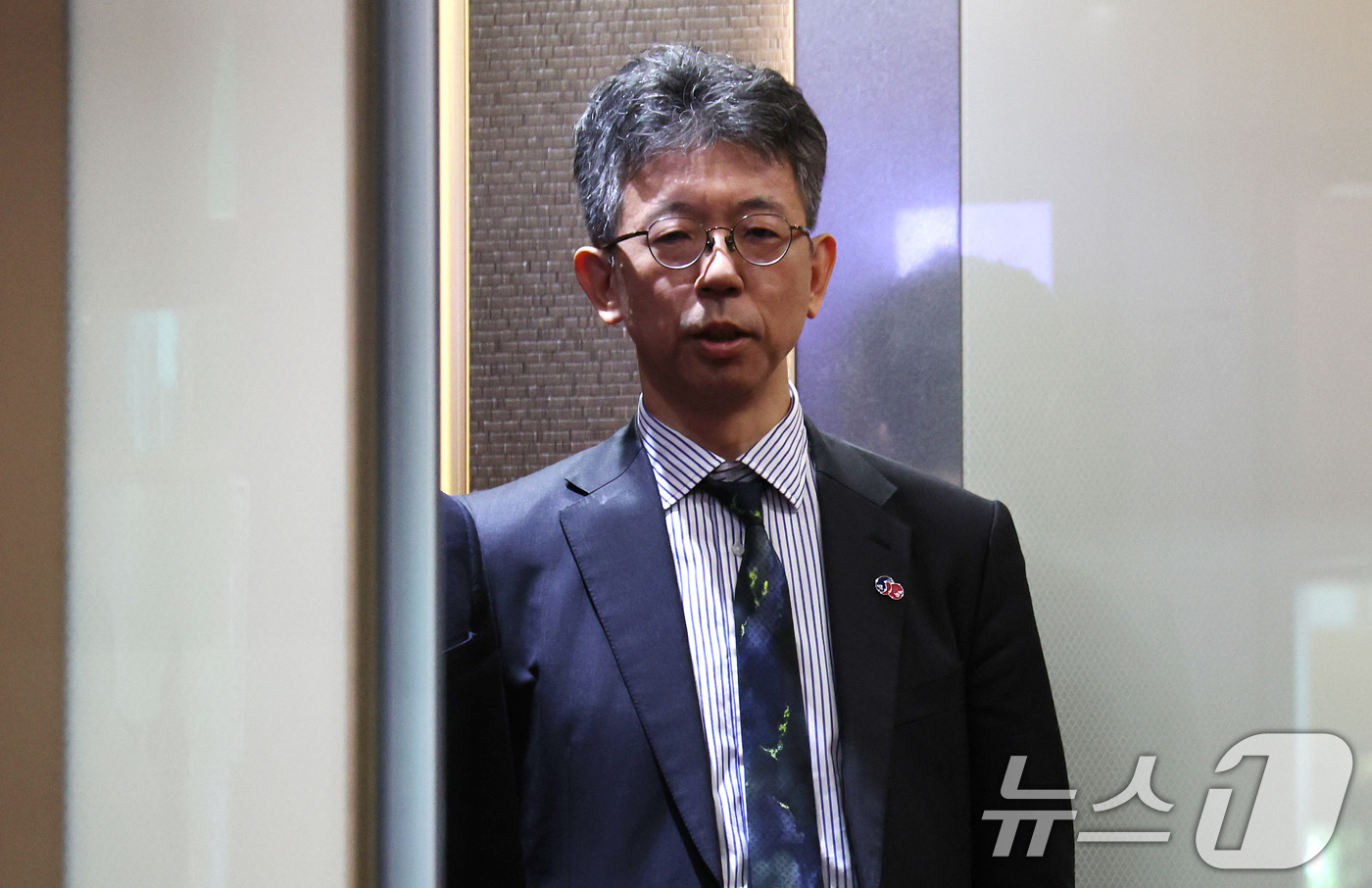 (서울=뉴스1) 임세영 기자 = 이세키 요시야스 총괄공사 대리가 18일 서울 종로구 정부서울청사 외교부로 초치되고 있다.이날 일본은 독도 등의 영유권을 주장하고 여론 확산을 목적으 …