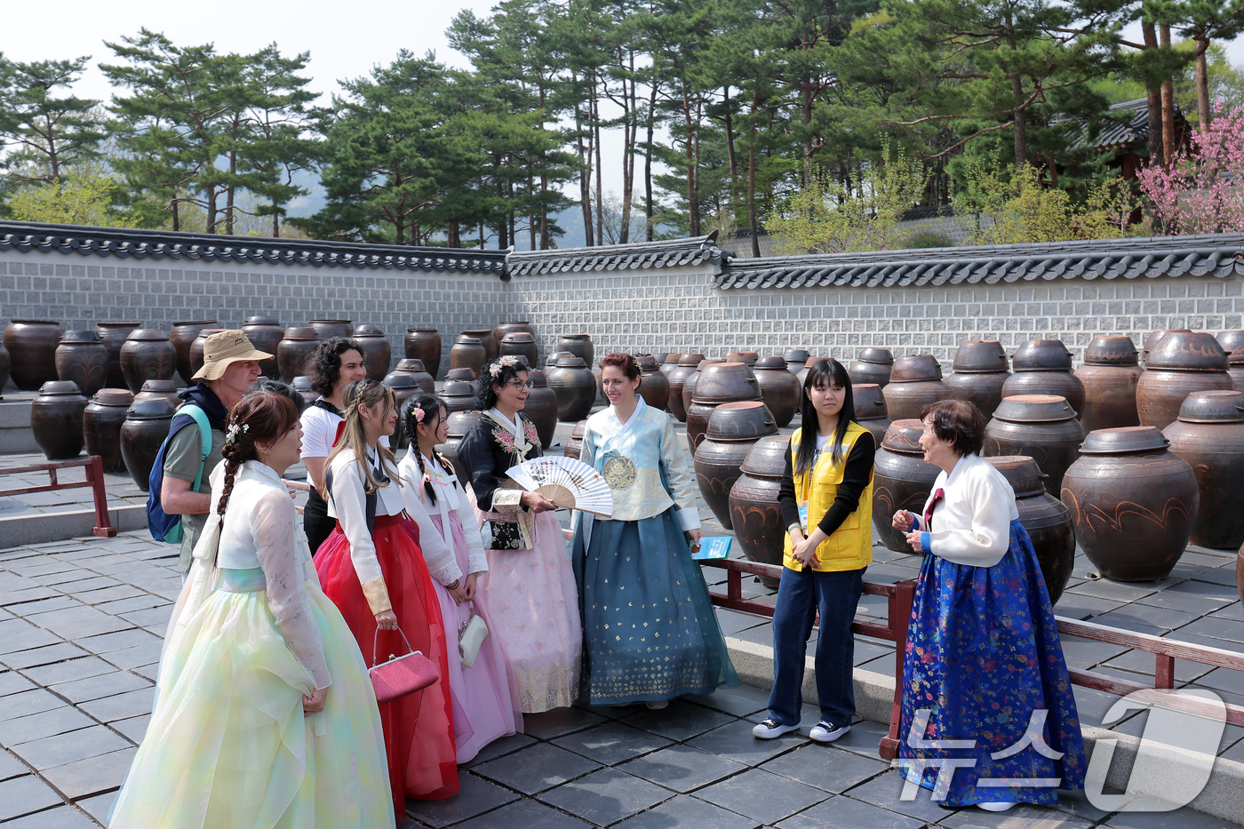 (서울=뉴스1) 박정호 기자 = 18일 오후 서울 종로구 경복궁 함화당에서 열린 인류무형문화유산 한국의 장 담그기 문화 행사에서 외국인 관광객들이 특별 개방된 경복궁 장고에서 장 …