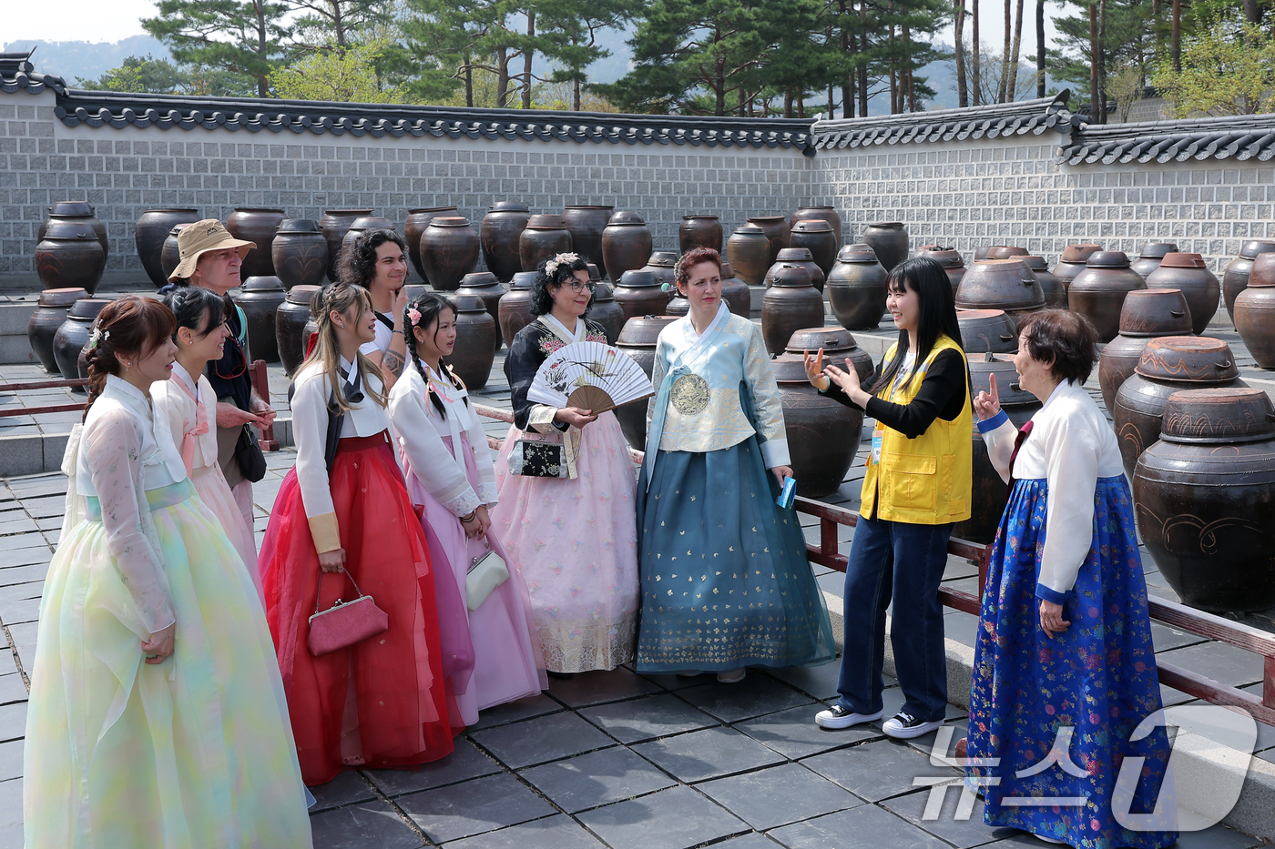 (서울=뉴스1) 박정호 기자 = 18일 오후 서울 종로구 경복궁 함화당에서 열린 인류무형문화유산 한국의 장 담그기 문화 행사에서 외국인 관광객들이 특별 개방된 경복궁 장고에서 장 …