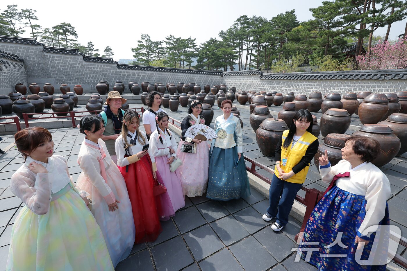 본문 이미지 - 18일 오후 서울 종로구 경복궁 함화당에서 열린 인류무형문화유산 한국의 장 담그기 문화 행사에서 외국인 관광객들이 특별 개방된 경복궁 장고에서 장 담그기에 대한 설명을 듣고 있다. 2025.4.18/뉴스1 ⓒ News1 박정호 기자