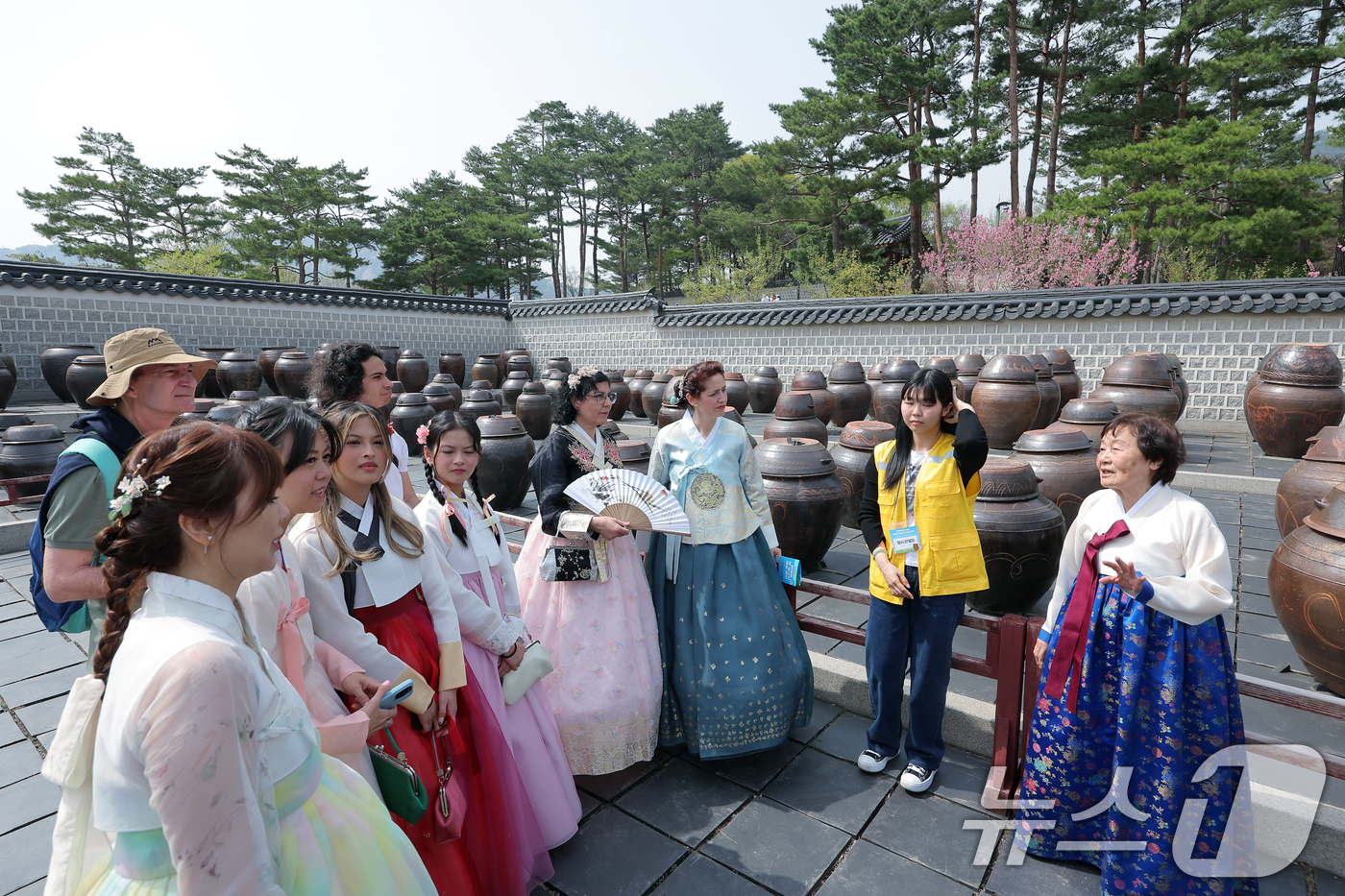 (서울=뉴스1) 박정호 기자 = 18일 오후 서울 종로구 경복궁 함화당에서 열린 인류무형문화유산 한국의 장 담그기 문화 행사에서 외국인 관광객들이 특별 개방된 경복궁 장고에서 장 …