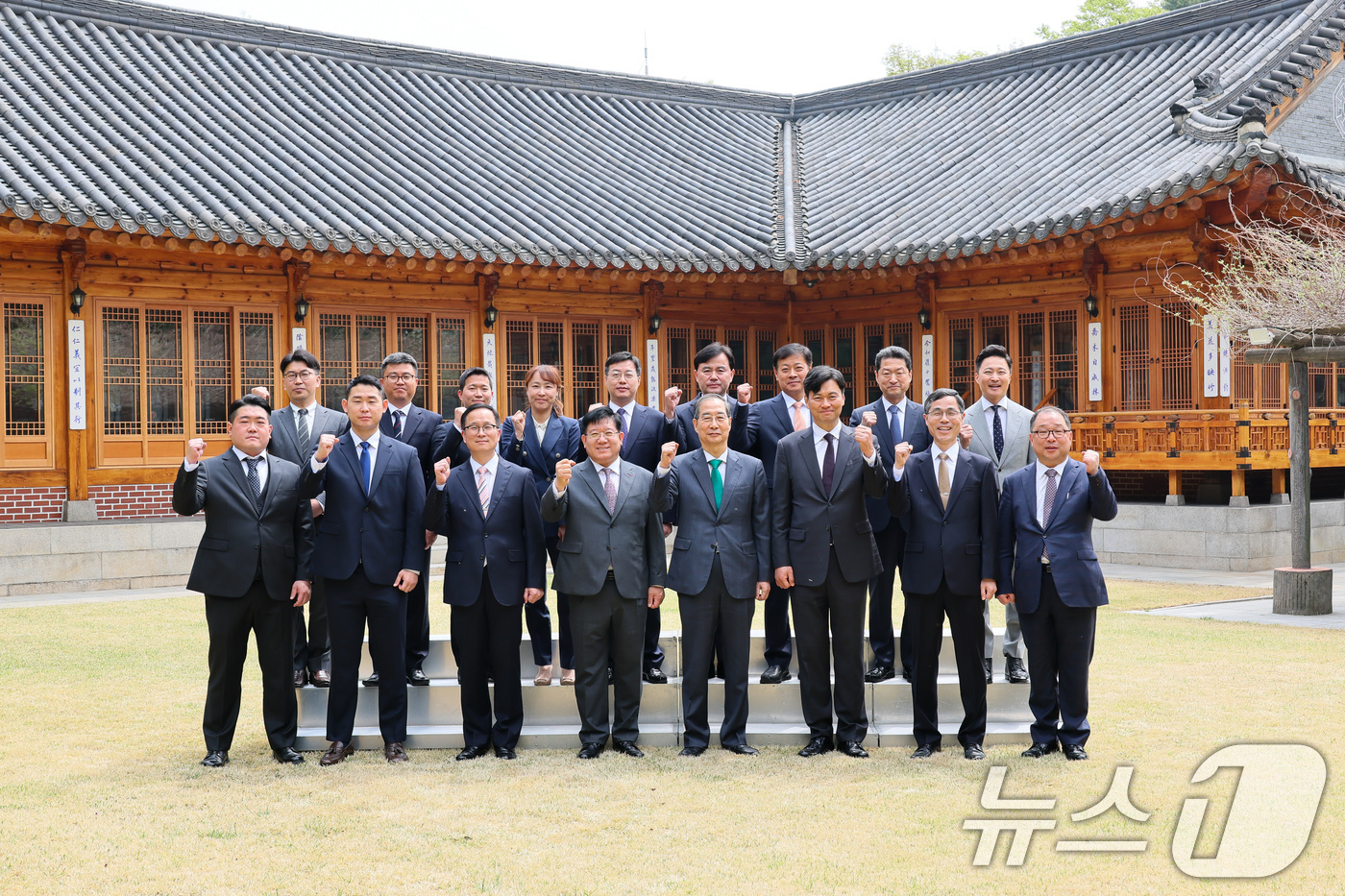 (서울=뉴스1) 임세영 기자 = 한덕수 대통령 권한대행 국무총리가 18일 서울 종로구 삼청동 총리공관에서 열린 경찰 지휘부 격려 오찬 간담회에서 기념촬영 하고 있다. (총리실 제공 …