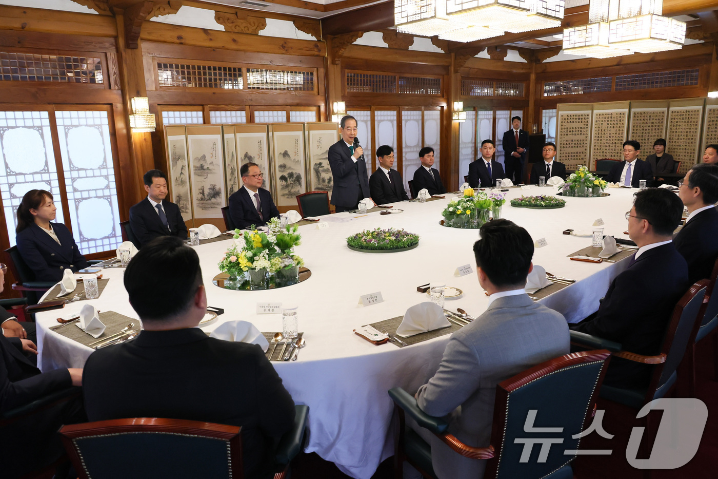 (서울=뉴스1) 임세영 기자 = 한덕수 대통령 권한대행 국무총리가 18일 서울 종로구 삼청동 총리공관에서 열린 경찰 지휘부 격려 오찬 간담회에서 기념촬영 하고 있다. (총리실 제공 …
