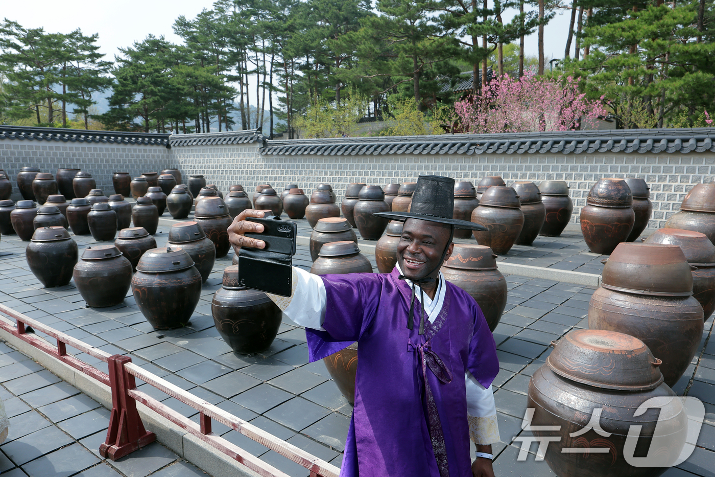 (서울=뉴스1) 박정호 기자 = 18일 오후 서울 종로구 경복궁 함화당에서 열린 인류무형문화유산 한국의 장 담그기 문화 행사에서 외국인 관광객이 특별 개방된 경복궁 장고에서 추억을 …