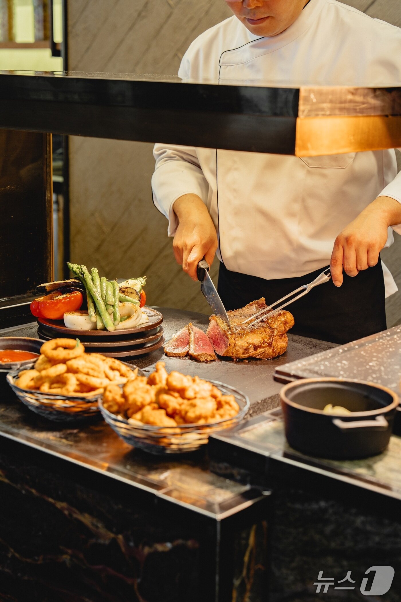 본문 이미지 - 코트야드메리어트서울남대문 호텔의 뷔페 &#39;모모카페&#39;.&#40;코트야드남대문 제공&#41;