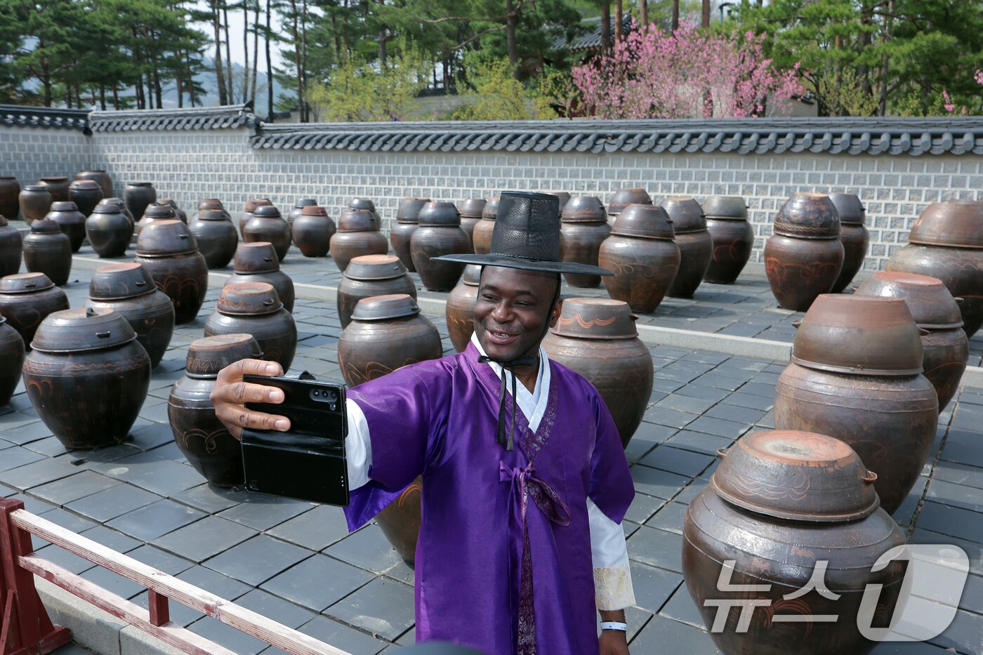 본문 이미지 - 18일 오후 서울 종로구 경복궁 함화당에서 열린 인류무형문화유산 한국의 장 담그기 문화 행사에서 외국인 관광객이 특별 개방된 경복궁 장고에서 추억을 남기고 있다.  2025.4.18/뉴스1 ⓒ News1 박정호 기자