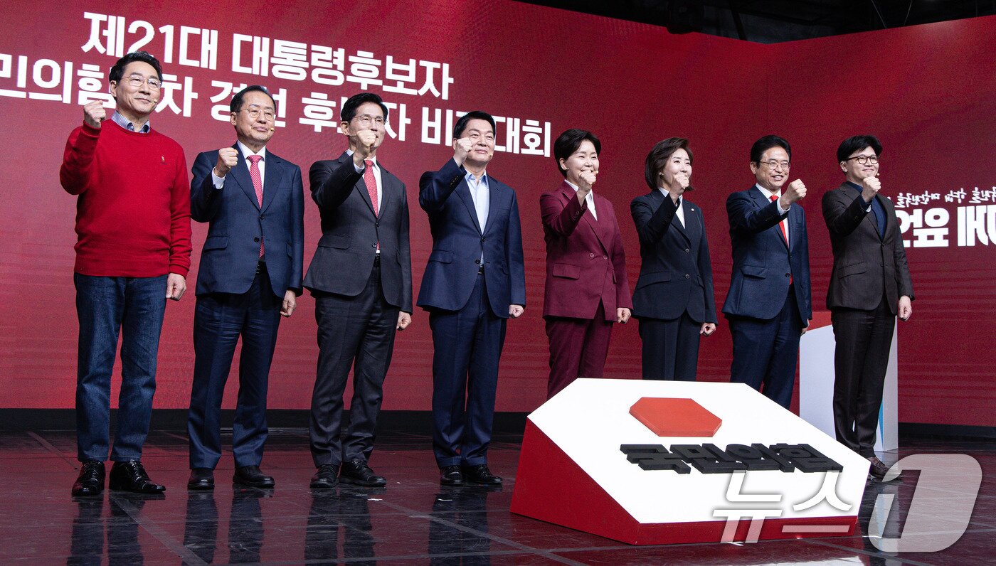 본문 이미지 - 18일 오후 서울 강서구 ASSA아트홀에서 열린 '제21대 대통령후보자 국민의힘 1차 경선 후보자 비전대회' 에 참석한 후보들이 기념 촬영을 하고 있다. 왼쪽부터 유정복, 홍준표, 김문수, 안철수, 양향자, 나경원, 이철우, 한동훈 후보. 2025.4.18/뉴스1 ⓒ News1 이재명 기자