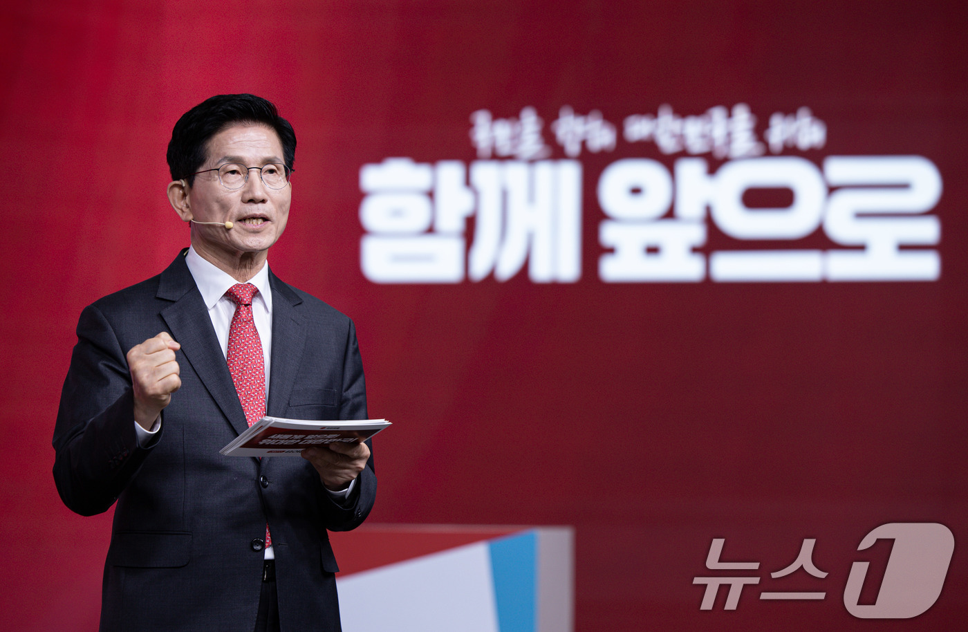 (서울=뉴스1) 이재명 기자 = 김문수 국민의힘 경선 후보가  18일 오후 서울 강서구 ASSA아트홀에서 열린 국민의힘 '제21대 대통령후보자 1차 경선 비전대회'에서 비전을 발표 …