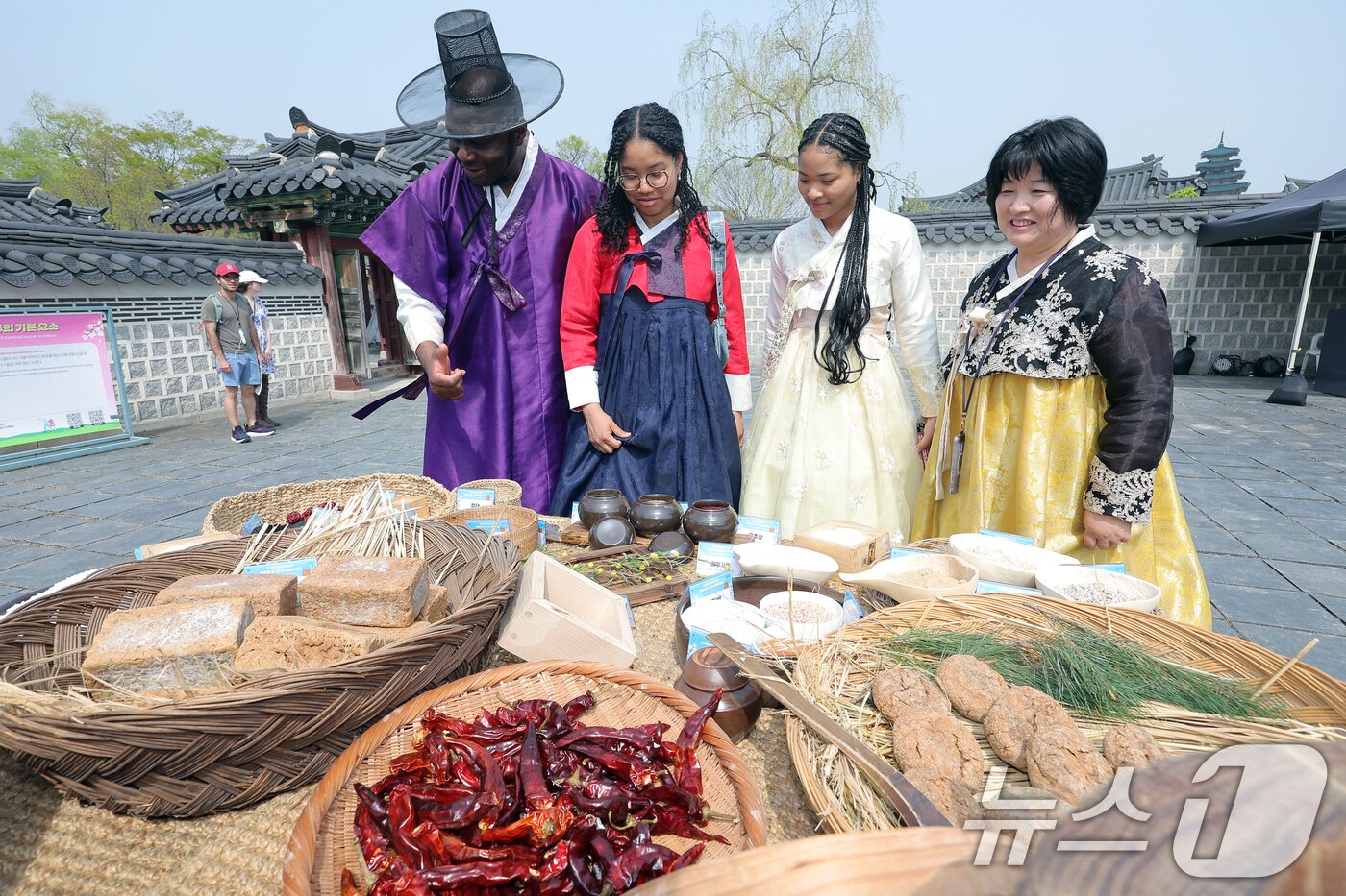 본문 이미지 - 18일 오후 서울 종로구 경복궁 함화당에서 열린 인류무형문화유산 한국의 장 담그기 문화 행사에서 외국인 관광객들이 특별 개방된 경복궁 장고에서 전통장 식재료에 대한 설명을 듣고 있다. 국가유산청과 국가유산진흥원이 주최한 이날 행사는 대한민국식품명인들의 장 만들기 체험과 시연, 시식을 비롯해 특별 개방된 장고의 역사 및 장 담그기에 대한 해설이 진행됐다. 2025.4.18/뉴스1 ⓒ News1 박정호 기자