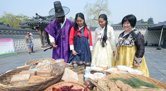 전통장 식재료 살펴보는 외국인들
