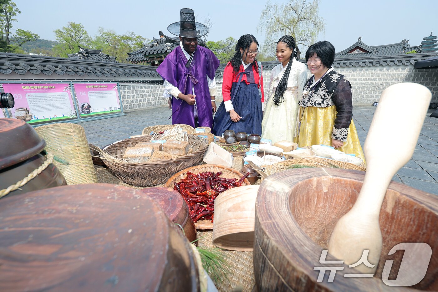 본문 이미지 - 18일 오후 서울 종로구 경복궁 함화당에서 열린 인류무형문화유산 한국의 장 담그기 문화 행사에서 외국인 관광객들이 특별 개방된 경복궁 장고에서 전통장 식재료에 대한 설명을 듣고 있다.  2025.4.18/뉴스1 ⓒ News1 박정호 기자