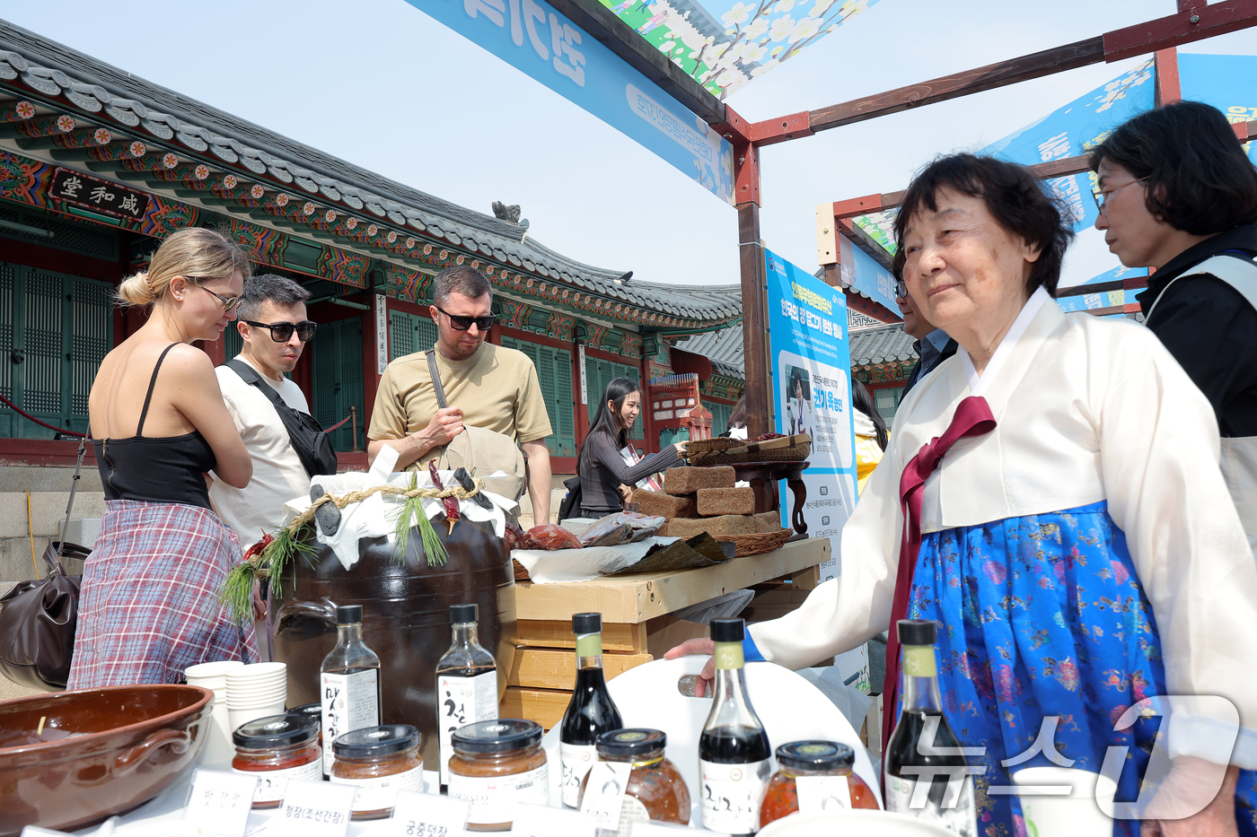 (서울=뉴스1) 박정호 기자 = 18일 오후 서울 종로구 경복궁 함화당에서 열린 인류무형문화유산 한국의 장 담그기 문화 행사에서 외국인 관광객들이 권기옥 명인 부스에서 전통장을 살 …