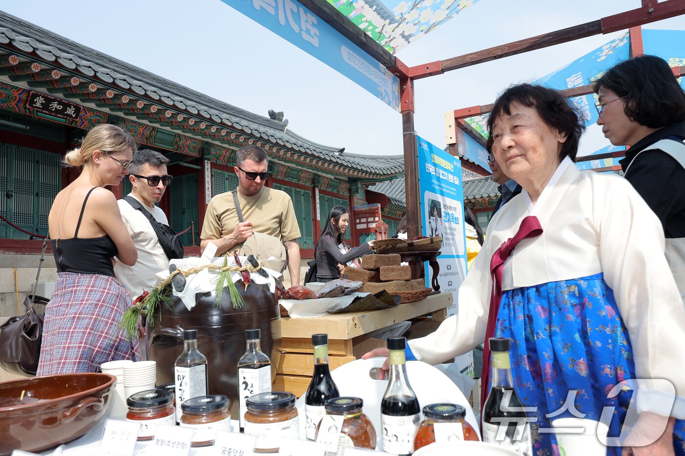 본문 이미지 - 18일 오후 서울 종로구 경복궁 함화당에서 열린 인류무형문화유산 한국의 장 담그기 문화 행사에서 외국인 관광객들이 권기옥 명인 부스에서 전통장을 살펴보고 있다. 2025.4.18/뉴스1 ⓒ News1 박정호 기자