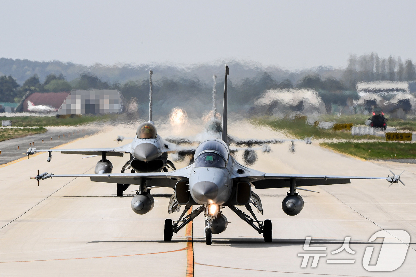 (서울=뉴스1) 이연주 기자 = 한미공군은 18일 광주기지에서 프리덤 플래그 훈련 미디어데이를 개최했다.사진은 이륙을 위해 지상활주 중인 KF-16 편대. (공군 제공. 재판매 및 …