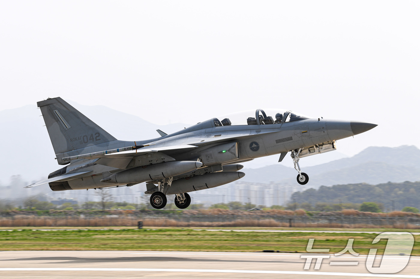 (서울=뉴스1) 이연주 기자 = 한미공군은 18일 광주기지에서 프리덤 플래그 훈련 미디어데이를 개최했다.사진은 이륙하고 있는 FA-50. (공군 제공. 재판매 및 DB 금지) 20 …