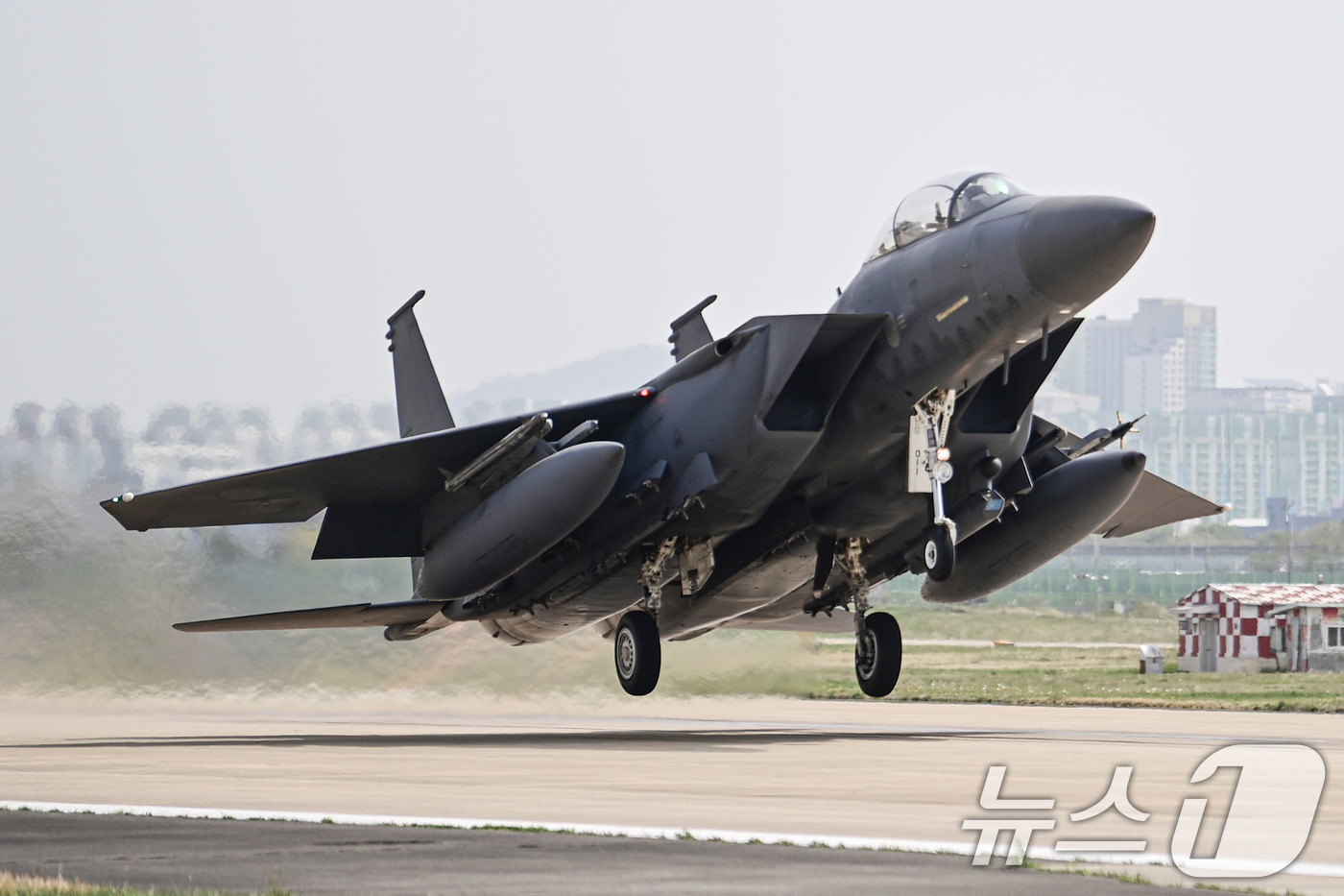(서울=뉴스1) 이연주 기자 = 한미공군은 18일 광주기지에서 프리덤 플래그 훈련 미디어데이를 개최했다.사진은 이륙하고 있는 F-15K. (공군 제공. 재판매 및 DB 금지) 20 …