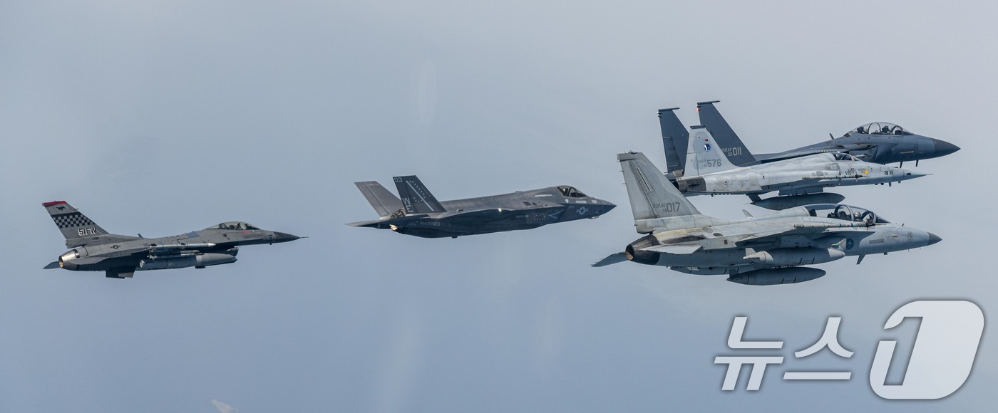(서울=뉴스1) 이연주 기자 = 한미공군은 18일 광주기지에서 프리덤 플래그 훈련 미디어데이를 개최했다.사진은 편대비행하고 있는 한미공군 전투기.편대 왼쪽부터 美 F-16, 美 F …