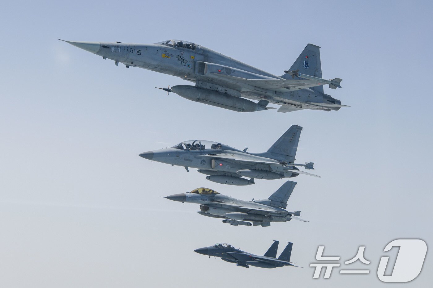 본문 이미지 - 편대비행하는 한미공군 전투기. 위쪽부터 韓 F-5, KF-16, 美 F-16, 韓 F-15K. &#40;공군 제공. 재판매 및 DB 금지&#41;/뉴스1 ⓒ News1 이연주 기자