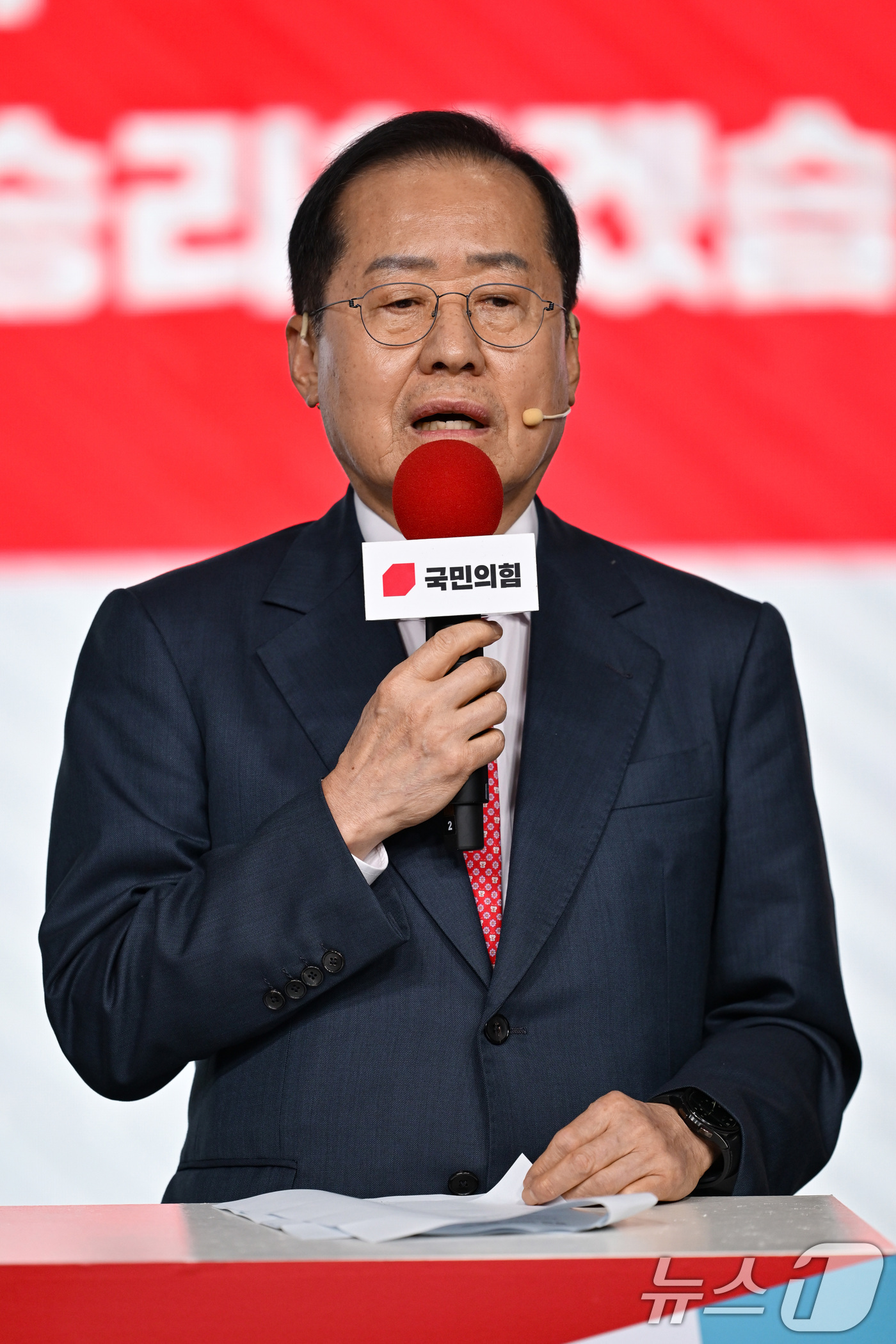 (서울=뉴스1) 이재명 기자 = 홍준표 국민의힘 대선 경선 후보가 18일 서울 강서구 ASSA 아트홀에서 열린 ‘제21대 대통령 후보자 국민의힘 1차 경선 후보자 비전대회’에서 비 …