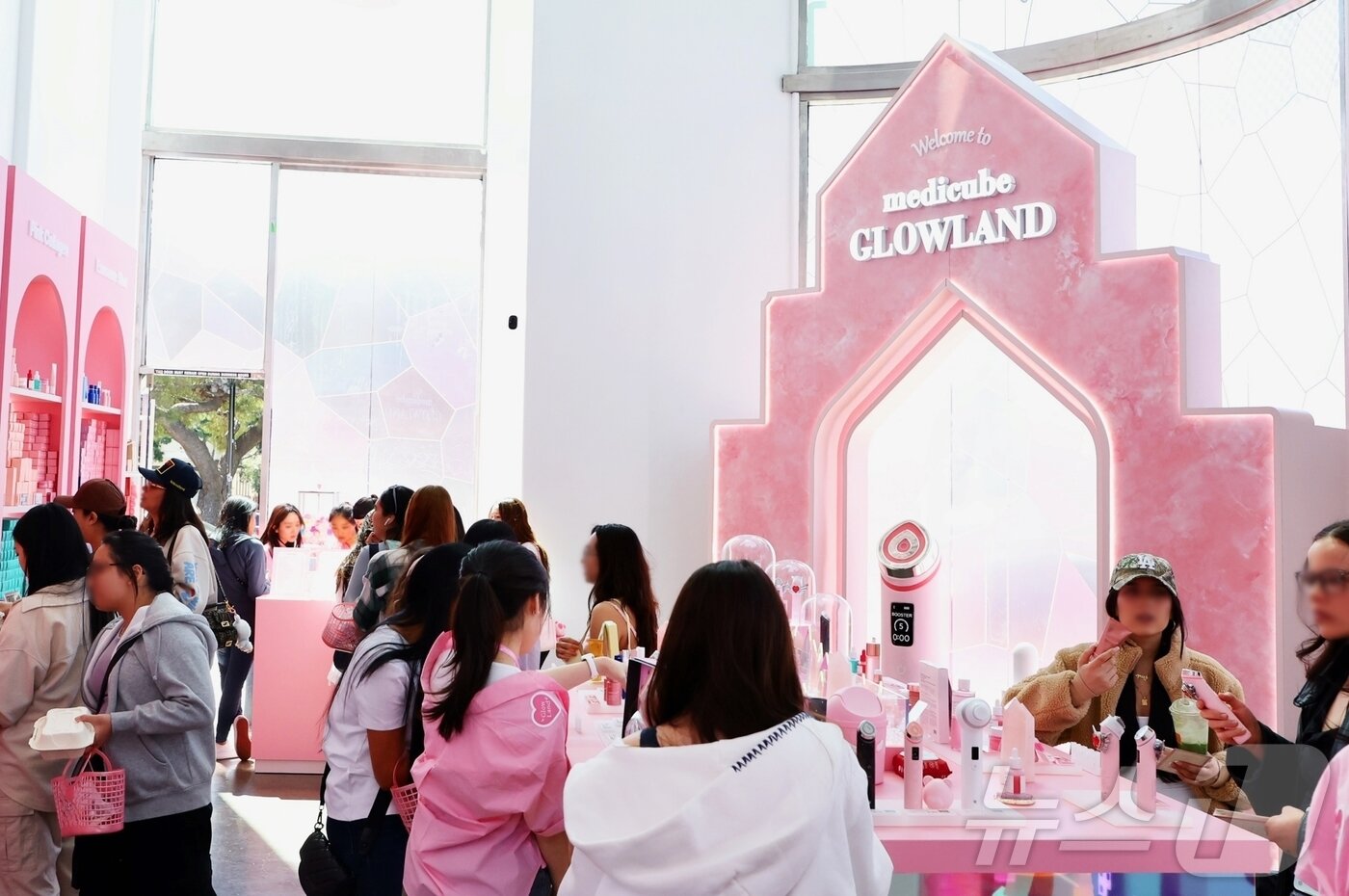 본문 이미지 - 에이피알 메디큐브 LA 글로우랜드 팝업 &#40;에이피알 제공&#41;