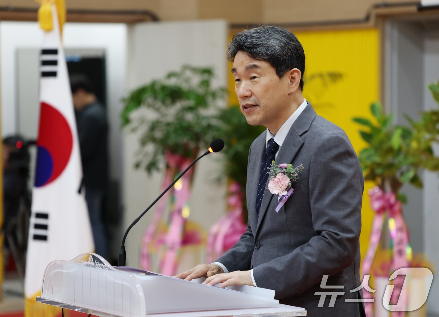 (서울=뉴스1) 이연주 기자 = 이주호 부총리가 18일 충남 공주 국립공주대학교 사범대학 부설 특수학교 개교식에 참석해 축사를 하고 있다. (교육부 제공. 재판매 및 DB 금지) …