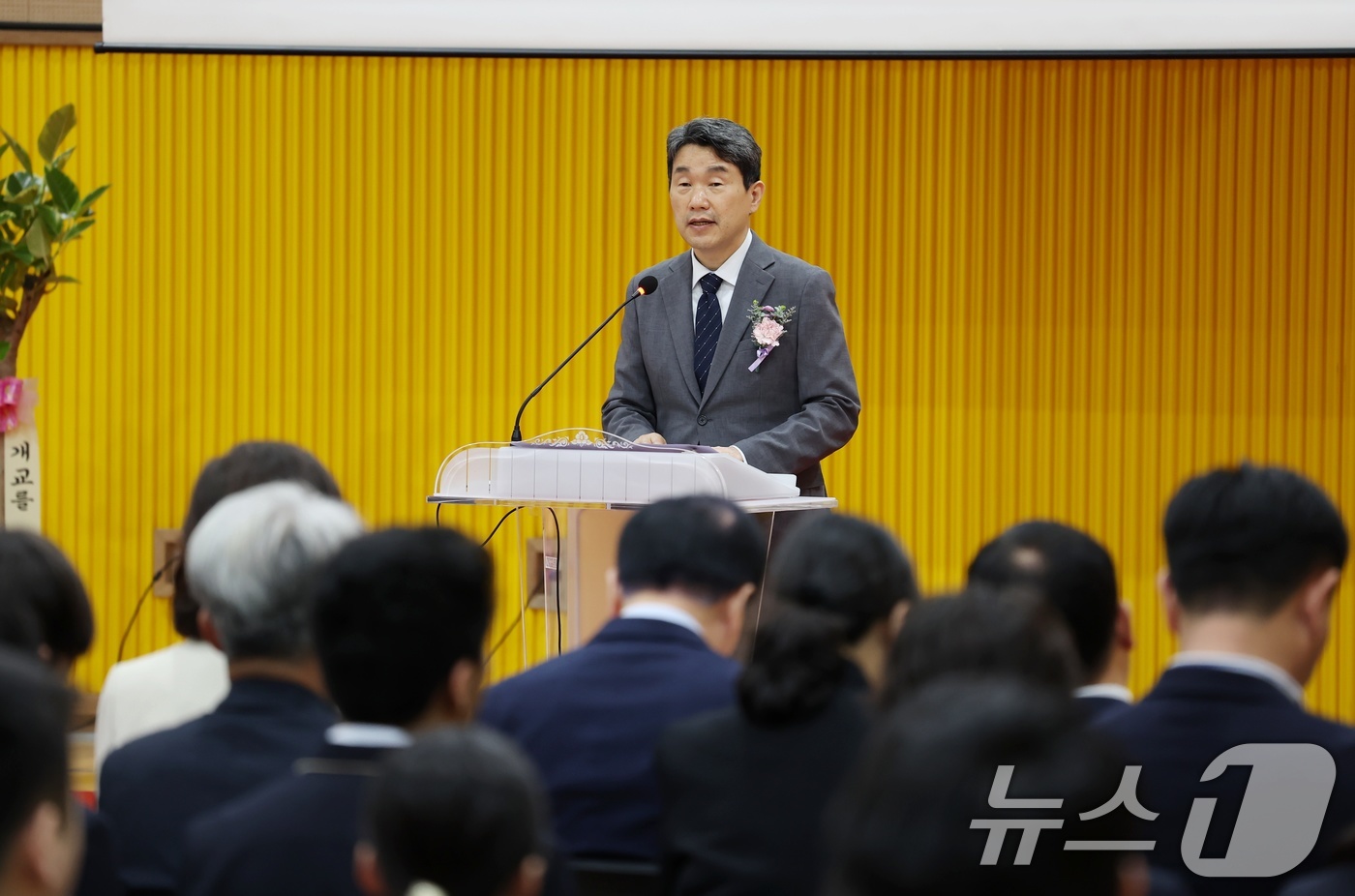 (서울=뉴스1) 이연주 기자 = 이주호 부총리가 18일 충남 공주 국립공주대학교 사범대학 부설 특수학교 개교식에 참석해 축사를 하고 있다. (교육부 제공. 재판매 및 DB 금지) …