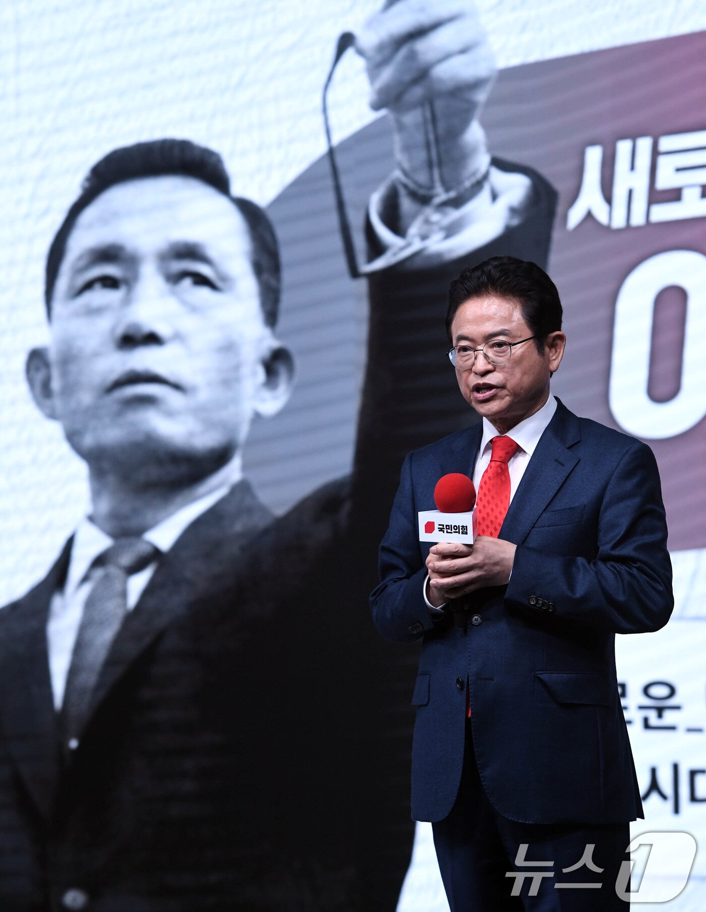 본문 이미지 - 이철우 국민의힘 경선 후보가 18일 오후 서울 강서구 ASSA아트홀에서 열린 국민의힘 '제21대 대통령후보자 1차 경선 비전대회'에서 비전을 발표하고 있다. (공동취재) 2025.4.18/뉴스1 ⓒ News1 이재명 기자