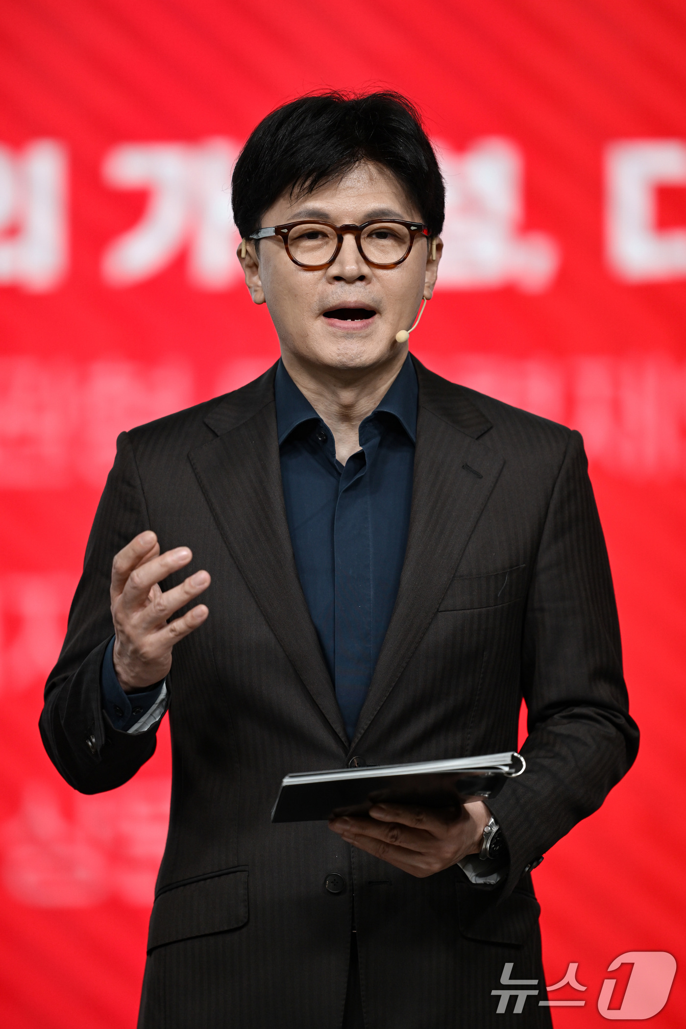 (서울=뉴스1) 이재명 기자 = 한동훈 국민의힘 대선 경선 후보가 18일 오후 서울 강서구 ASSA아트홀에서 열린 국민의힘 '제21대 대통령후보자 1차 경선 비전대회'에서 비전을 …