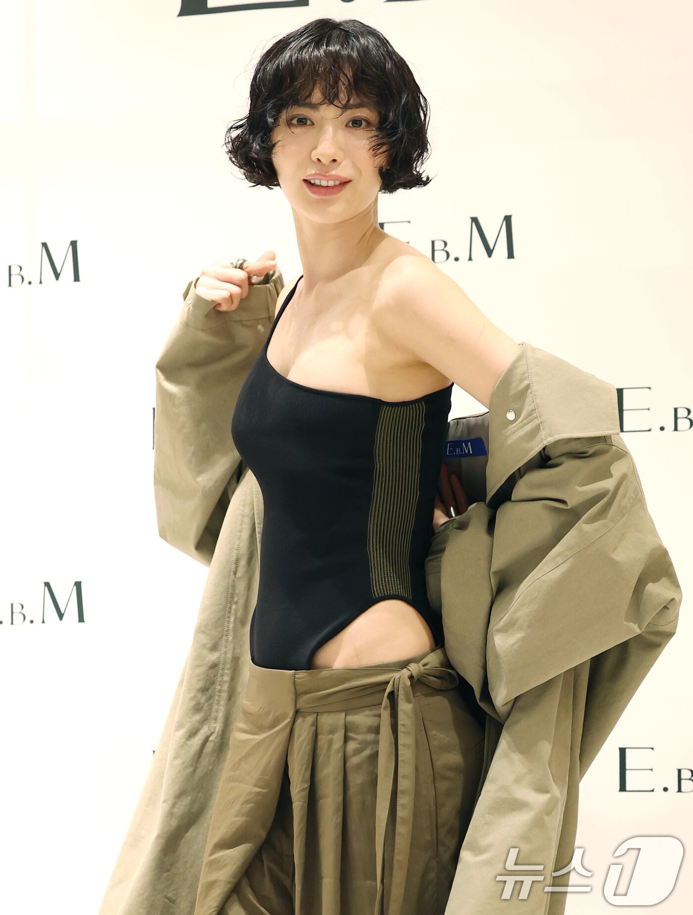 나나, 과감하게 드러낸 치골 패션