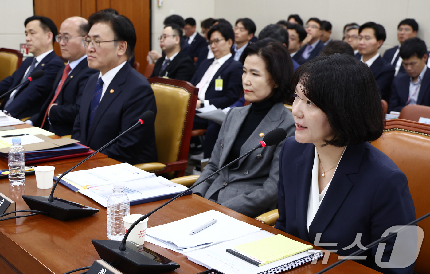 (서울=뉴스1) 김민지 기자 = 최수연 네이버 대표가 18일 오후 서울 여의도 국회에서 열린 '과학기술방송통신위원회 전체회의'에서 의원 질의에 답변하고 있다. 2025.4.18/뉴 …