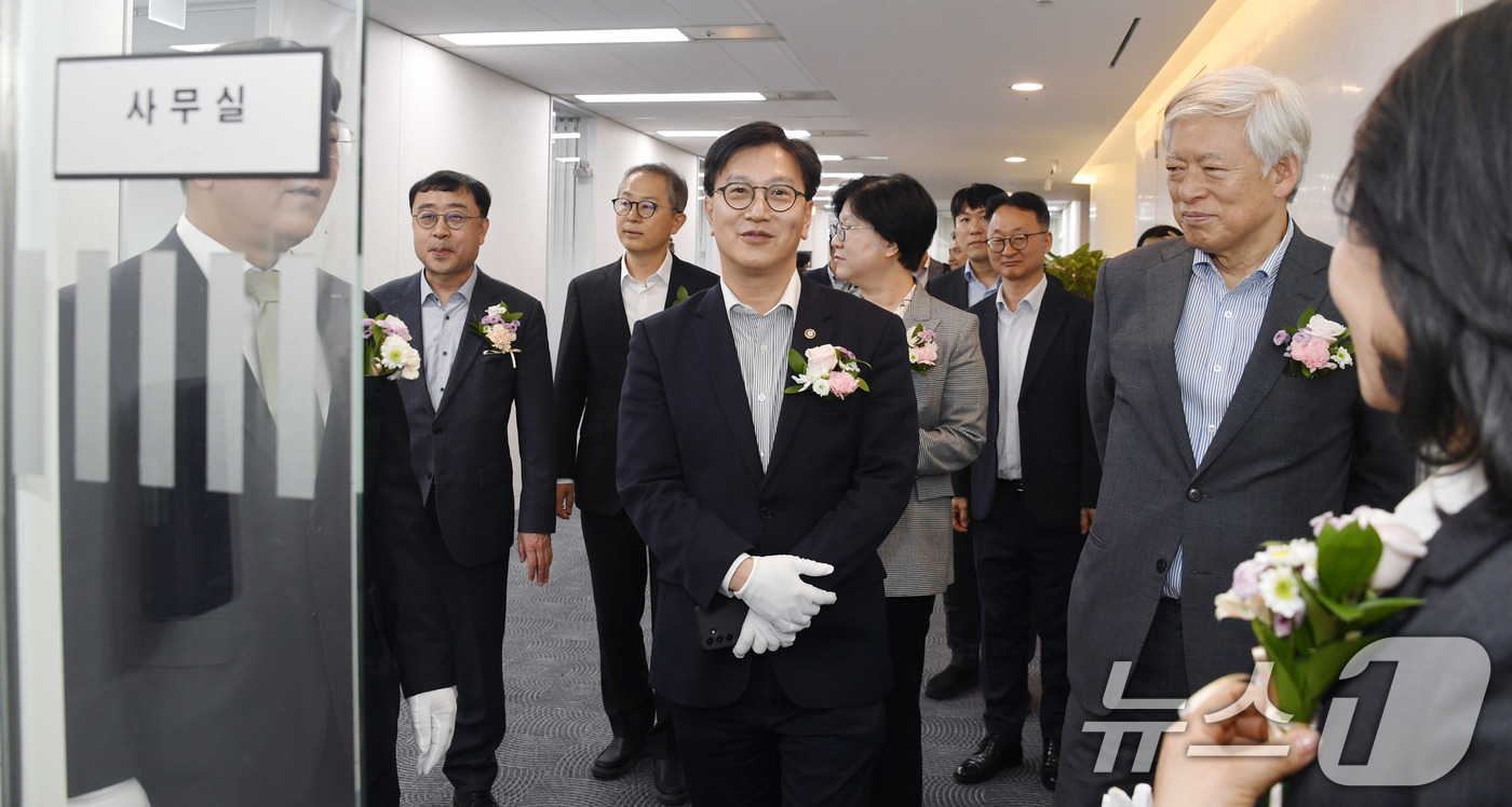 (서울=뉴스1) = 김범석 기획재정부 차관이 18일 서울 중구 서울스퀘어에서 열린 '인공지능·바이오 위원회 지원단 현판식'에 참석해 지원단 사무실 시찰을 하고 있다. (기획재정부 …