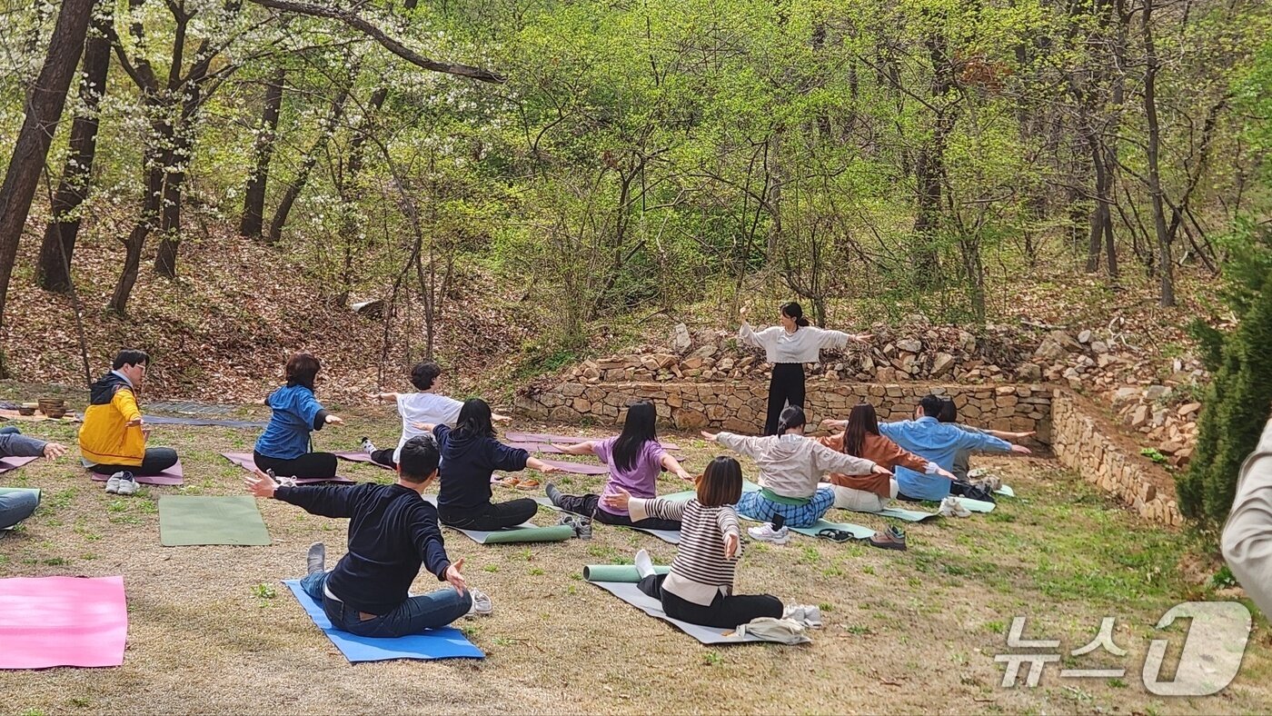 본문 이미지 - 협동조합 청풍에서 요가 체험하는 장미란 문화체육관광부 제2차관&#40;한국관광공사 제공&#41;