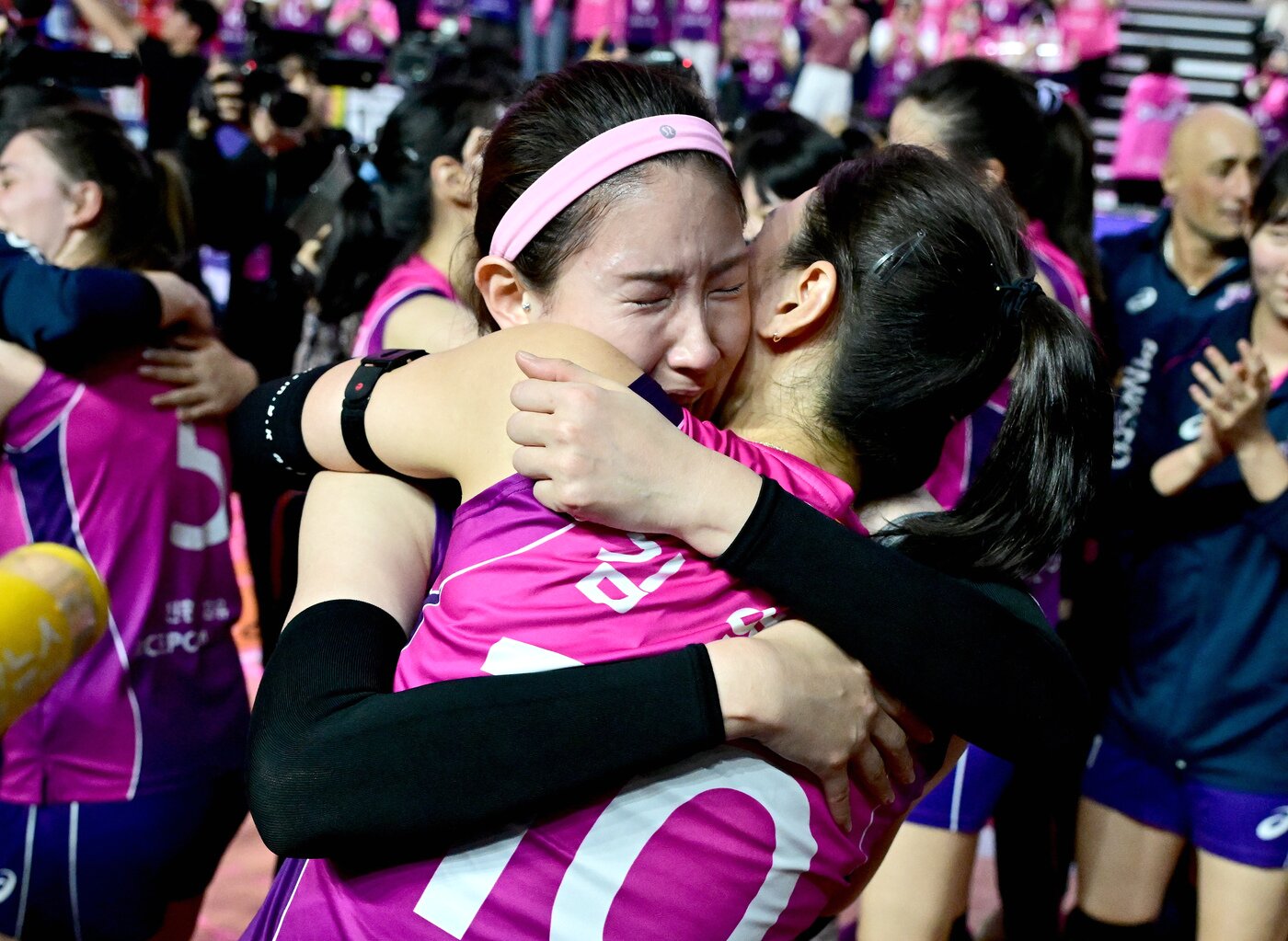 본문 이미지 - 2024-25 여자 프로배구 챔피언결정전 우승 후 김연경과 함께 기뻐하는 김수지. &#40;한국배구연맹 제공&#41;