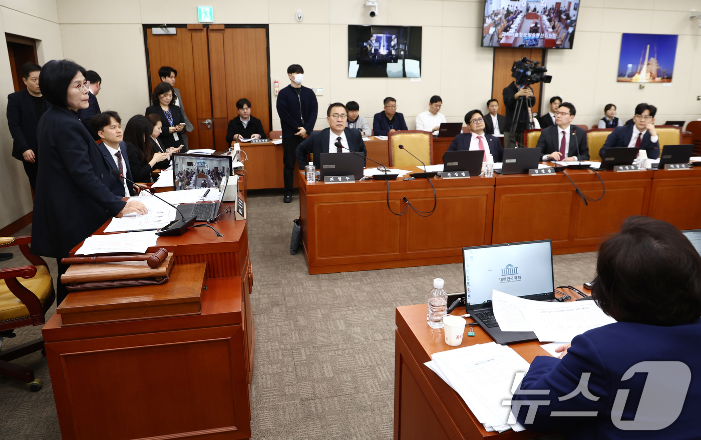 (서울=뉴스1) 김민지 기자 = 최민희 국회 과학기술방송통신위원장(왼쪽)이 18일 오후 서울 여의도 국회에서 열린 '과학기술방송통신위원회 전체회의'에서 더불어민주당 간사인 김현 의 …