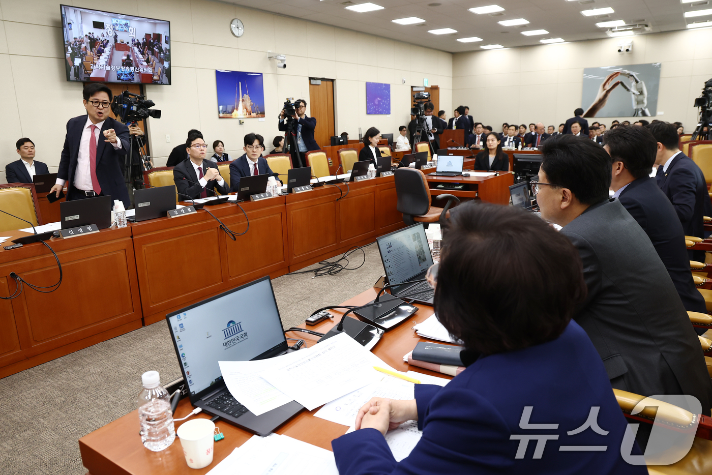 (서울=뉴스1) 김민지 기자 = 18일 오후 서울 여의도 국회에서 열린 '과학기술방송통신위원회 전체회의'가 정회된 가운데 더불어민주당 간사인 김현 의원과 김장겸, 박정훈 국민의힘 …