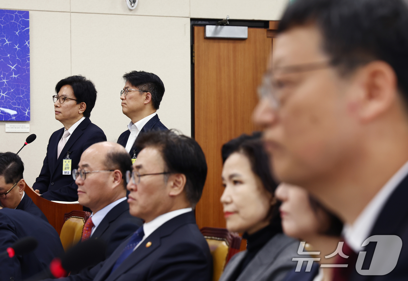 (서울=뉴스1) 김민지 기자 = 신동호 EBS 신임 사장이 18일 오후 서울 여의도 국회에서 열린 '과학기술방송통신위원회 전체회의'에 출석해 의원 질의에 답변하고 있다.오른쪽부터 …