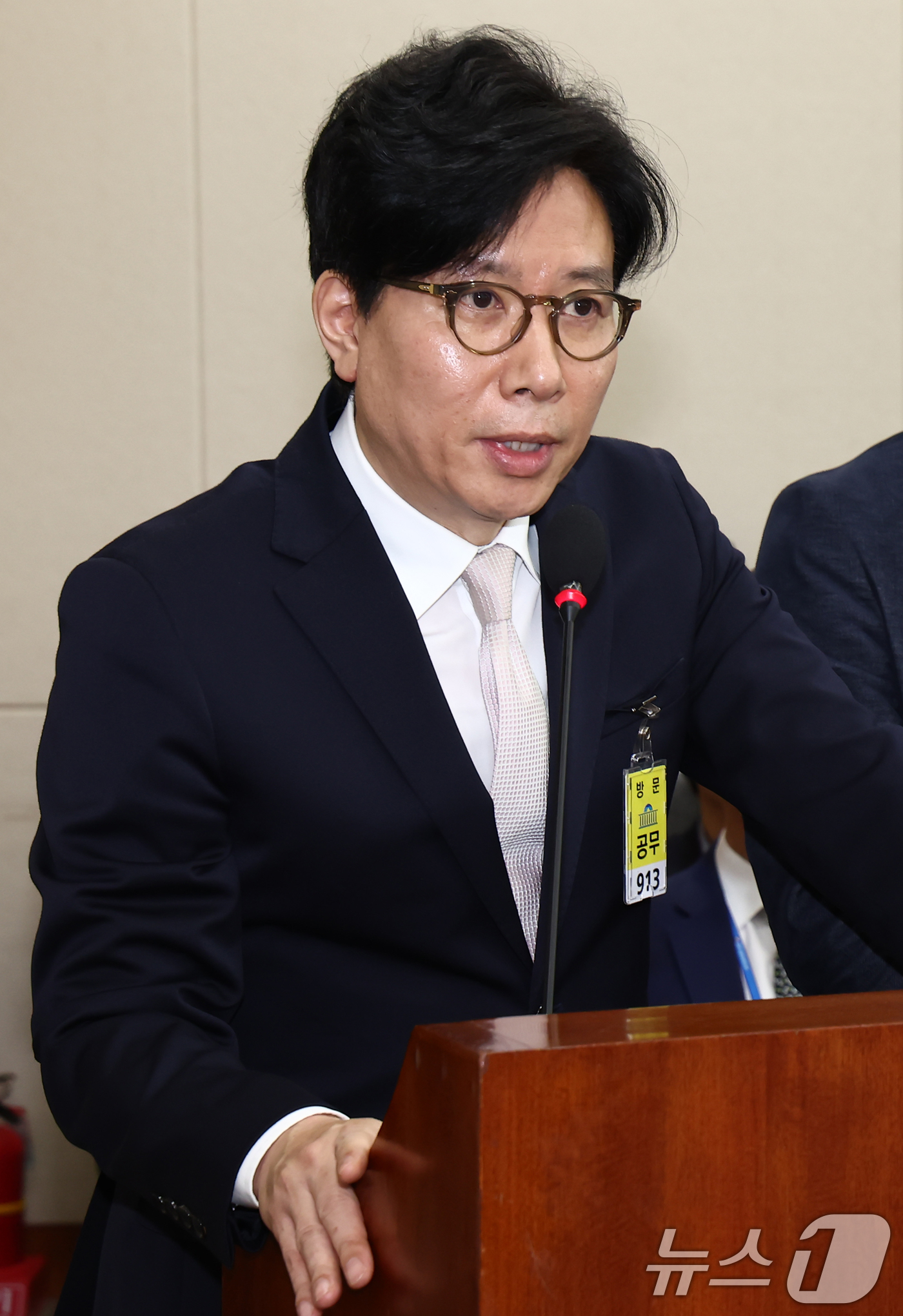 (서울=뉴스1) 김민지 기자 = 신동호 EBS 신임 사장이 18일 오후 서울 여의도 국회에서 열린 '과학기술방송통신위원회 전체회의'에 출석해 의원 질의에 답변하고 있다. 2025. …