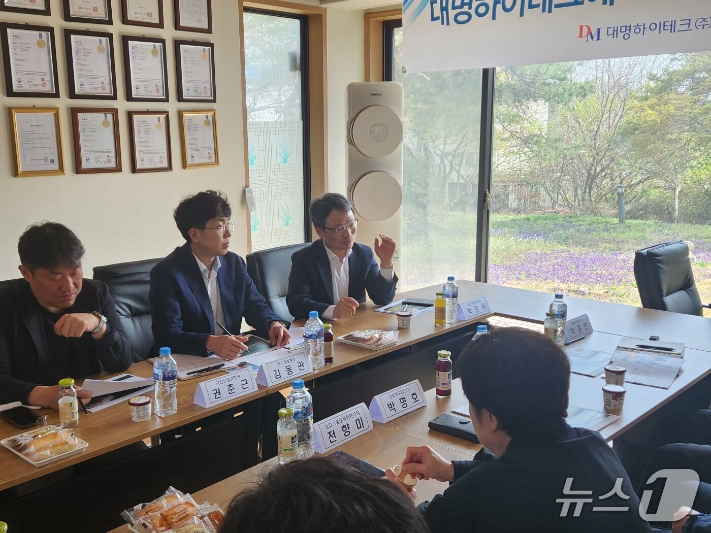 본문 이미지 - 박은식 산림청 산림산업정책국장이 산불지연제 성과를 공유하고 있다.&#40;산림청 제공.재판매 및 DB금지&#41;/뉴스1