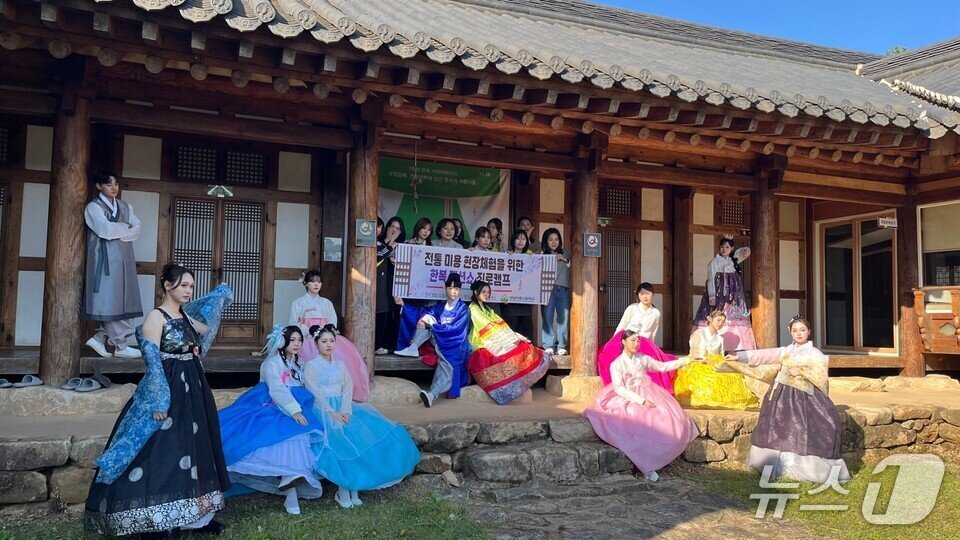 본문 이미지 - 전남미용고 학생들이 한복패션쇼 진로캠프에서 포즈를 취하고 있다. &#40;전남도교육청 제공, 재판매 및 DB 금지&#41;