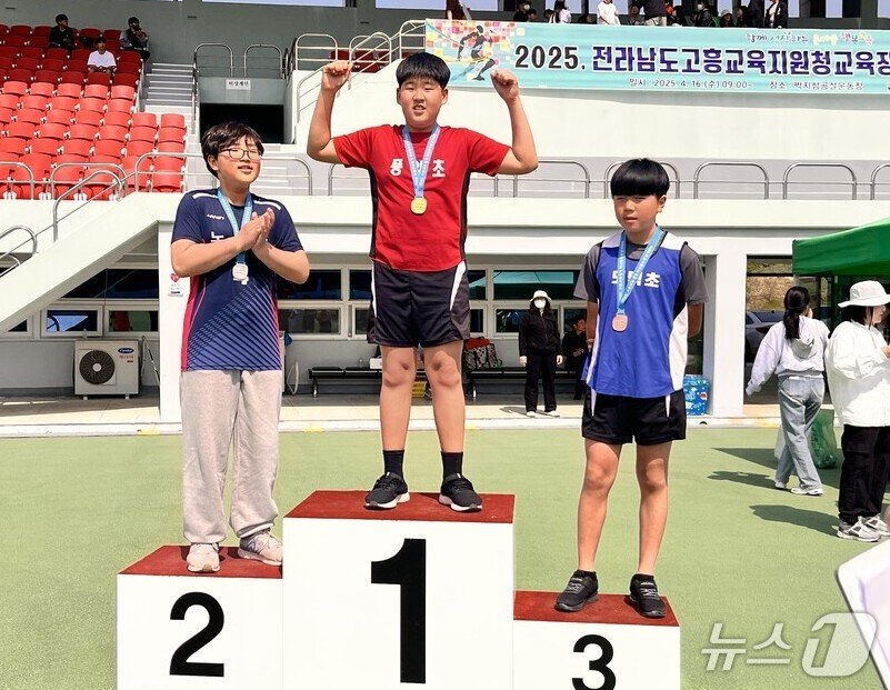 본문 이미지 - 고흥교육지원청이 주관으로 열린 &#39;학년별육상경기대회&#39;에서 남자포환던지기금·은·동 메달 입상자들이 기념사진을 찍고 있다.&#40;전남도교육청 제공, 재판매 및 DB 금지&#41;