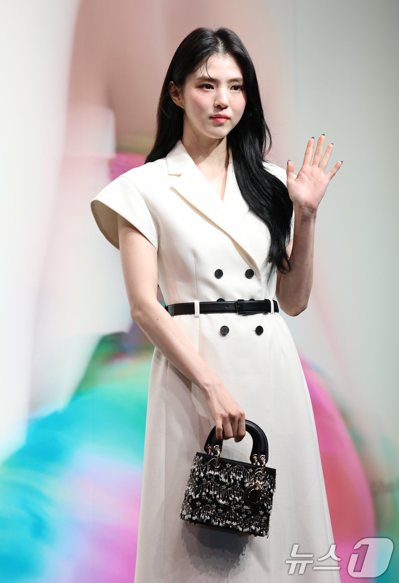 본문 이미지 - 배우 한소희가 18일 서울 중구 DDP에서 열린 프랑스 브랜드 디올&#40;DIOR&#41;의 ‘크리스챤 디올: 디자이너 오브 드림스&#40;Christian Dior: Designer of Dreams&#41;’ 전시회에 참석해 포즈를 취하고 있다.  ⓒ News1 권현진 기자