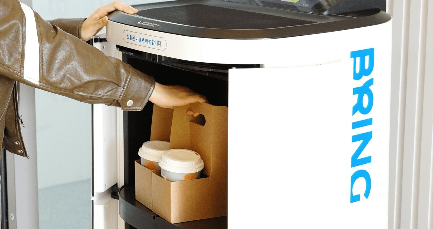 본문 이미지 - 카카오모빌리티의 로봇 배송 서비스 &#39;브링&#39;&#40;BRING&#41;을 이용해 커피를 배달하는 모습 &#40;카카오모빌리티 제공&#41;