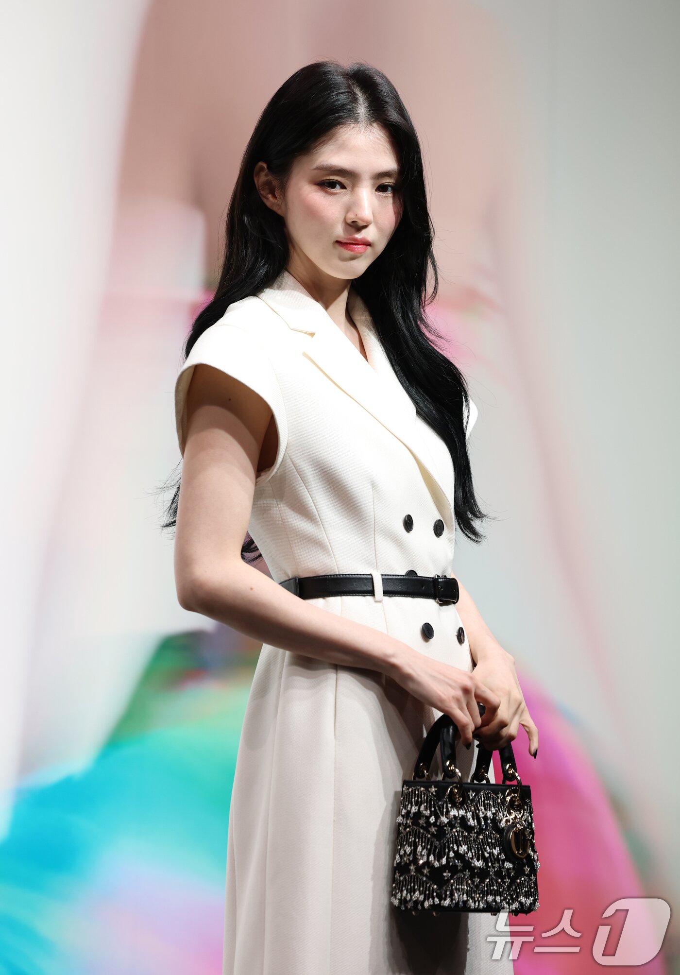 본문 이미지 - 배우 한소희가 18일 서울 중구 DDP에서 열린 프랑스 브랜드 디올&#40;DIOR&#41;의 ‘크리스챤 디올: 디자이너 오브 드림스&#40;Christian Dior: Designer of Dreams&#41;’ 전시회에 참석해 매력을 발산하고 있다. ⓒ News1 권현진 기자