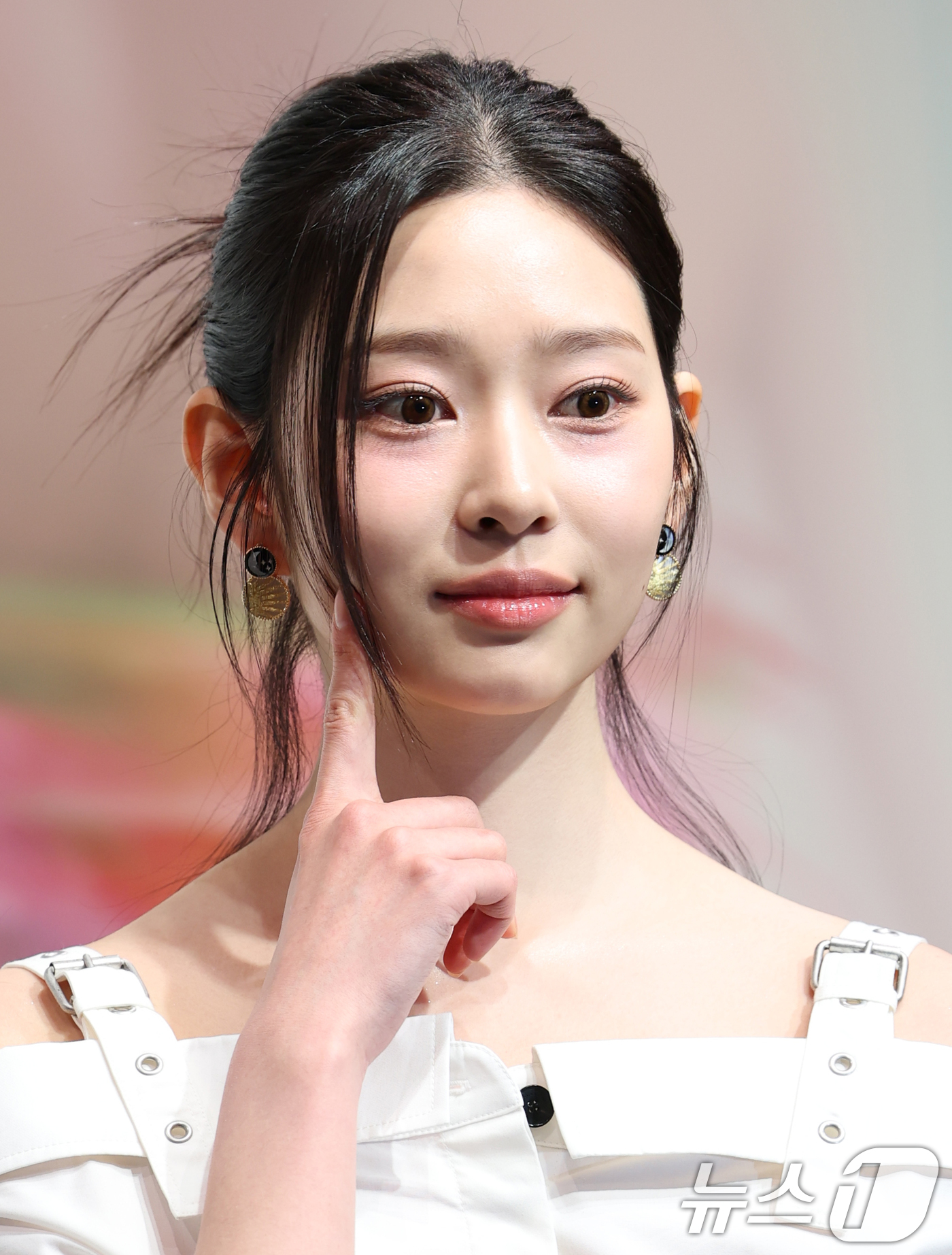 (서울=뉴스1) 권현진 기자 = 가수 겸 배우 김민주가 18일 서울 중구 DDP에서 열린 프랑스 브랜드 디올(DIOR)의 ‘크리스챤 디올: 디자이너 오브 드림스(Christian …