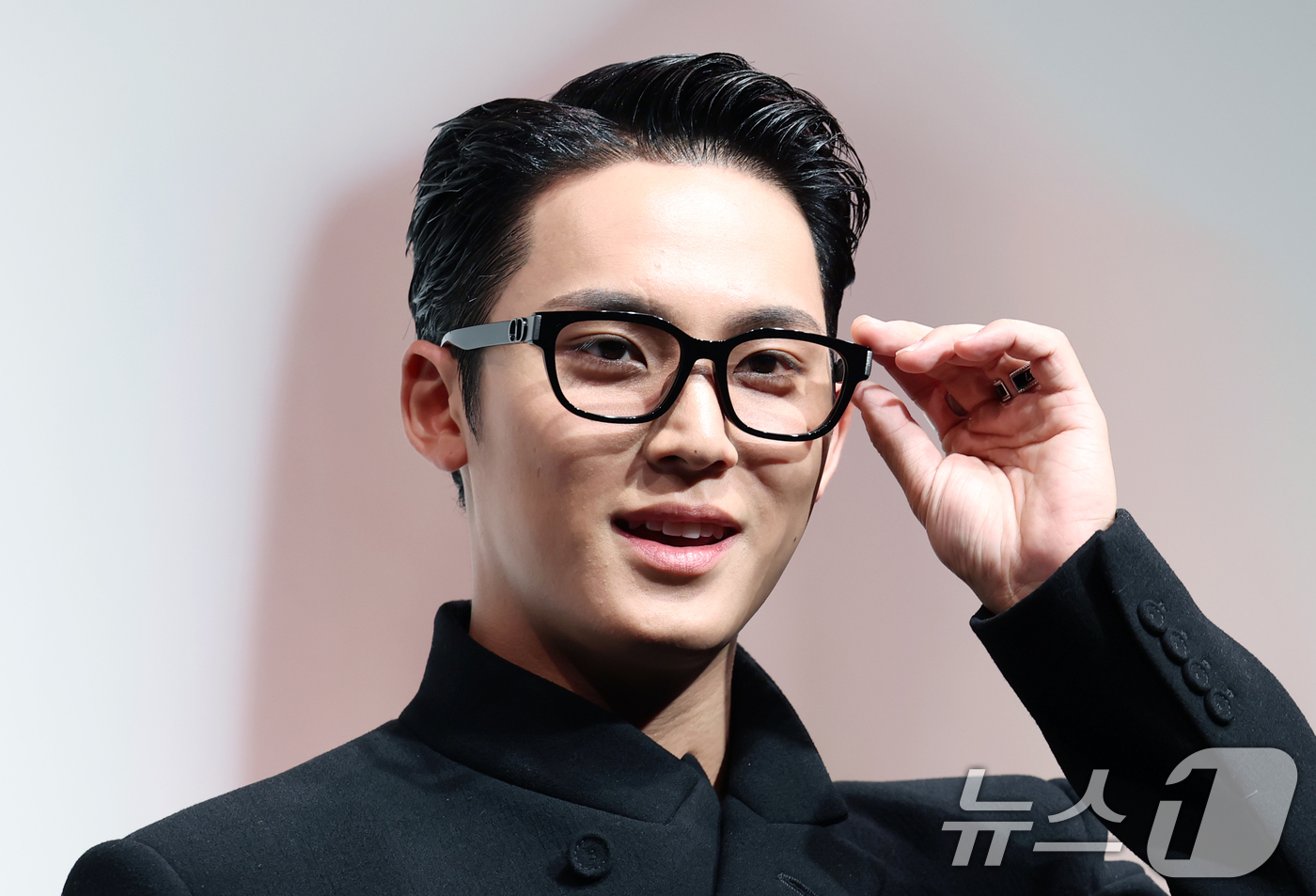 (서울=뉴스1) 권현진 기자 = 세븐틴 민규가 18일 서울 중구 DDP에서 열린 프랑스 브랜드 디올(DIOR)의 ‘크리스챤 디올: 디자이너 오브 드림스(Christian Dior: …