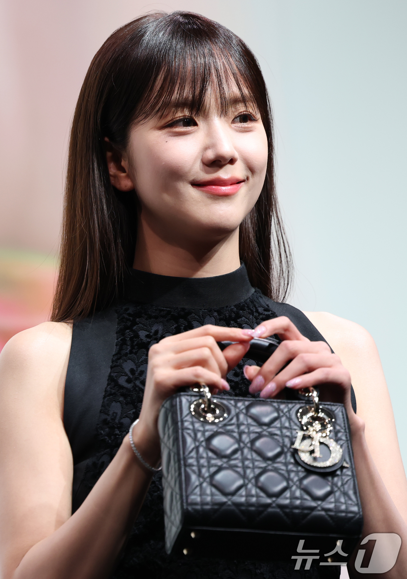 (서울=뉴스1) 권현진 기자 = 블랙핑크 지수가 18일 서울 중구 DDP에서 열린 프랑스 브랜드 디올(DIOR)의 ‘크리스챤 디올: 디자이너 오브 드림스(Christian Dior …