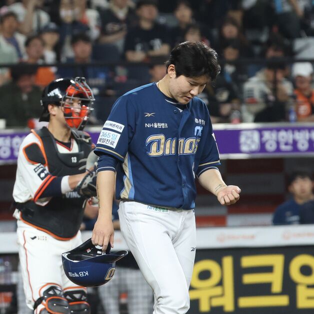 수비 후 업혀나간 NC 박민우…"왼쪽 햄스트링 근경련 발생"