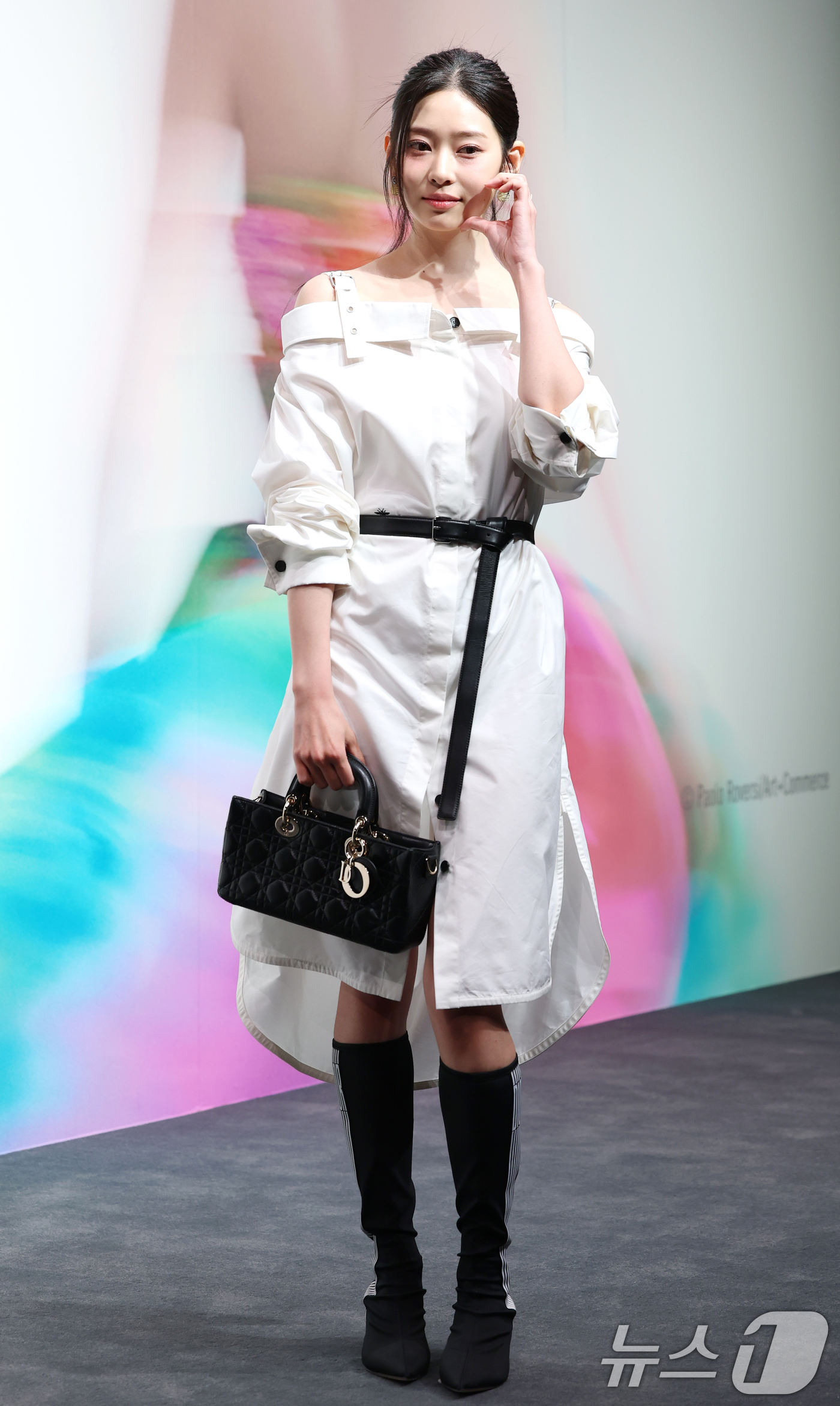 (서울=뉴스1) 권현진 기자 = 배우 김민주가 18일 서울 중구 DDP에서 열린 프랑스 브랜드 디올(DIOR)의 ‘크리스챤 디올: 디자이너 오브 드림스(Christian Dior: …